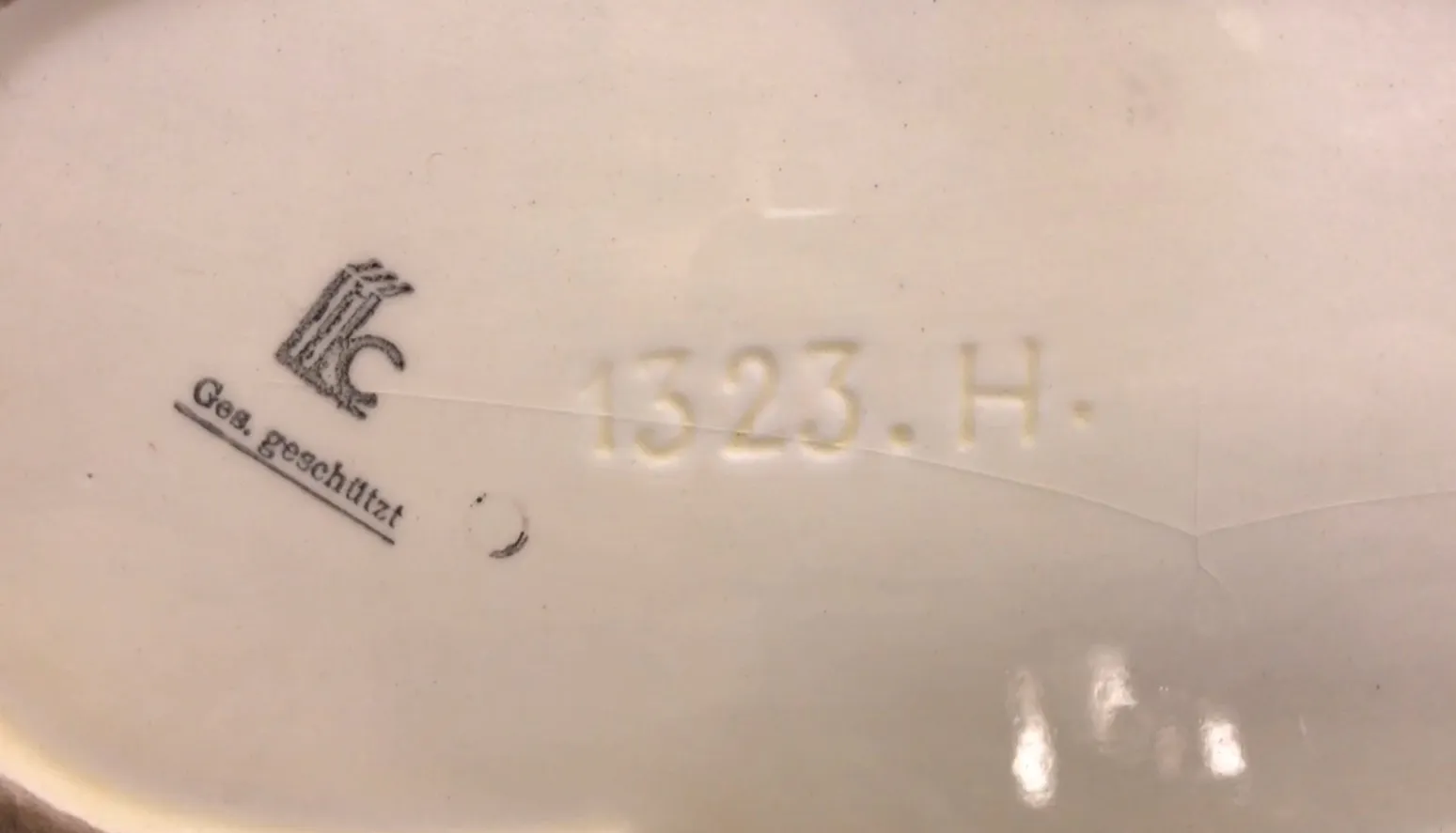 boîte ancienne décorative avec couvercle clair dans un cadre élégant