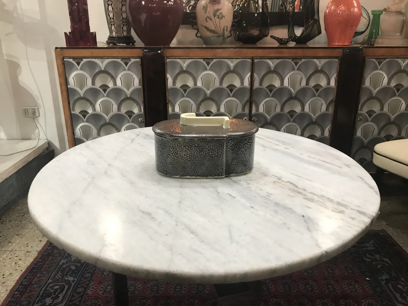 caixa decorativa antiga com tampa clara em ambiente elegante