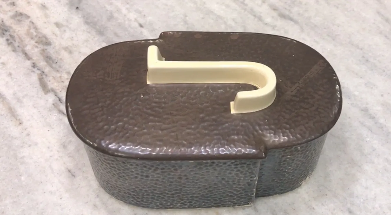 scatola decorativa antica con coperchio trasparente in ambiente elegante