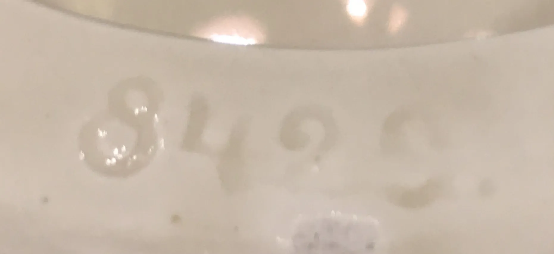 Corpo di ceramica antica con segni visibili.