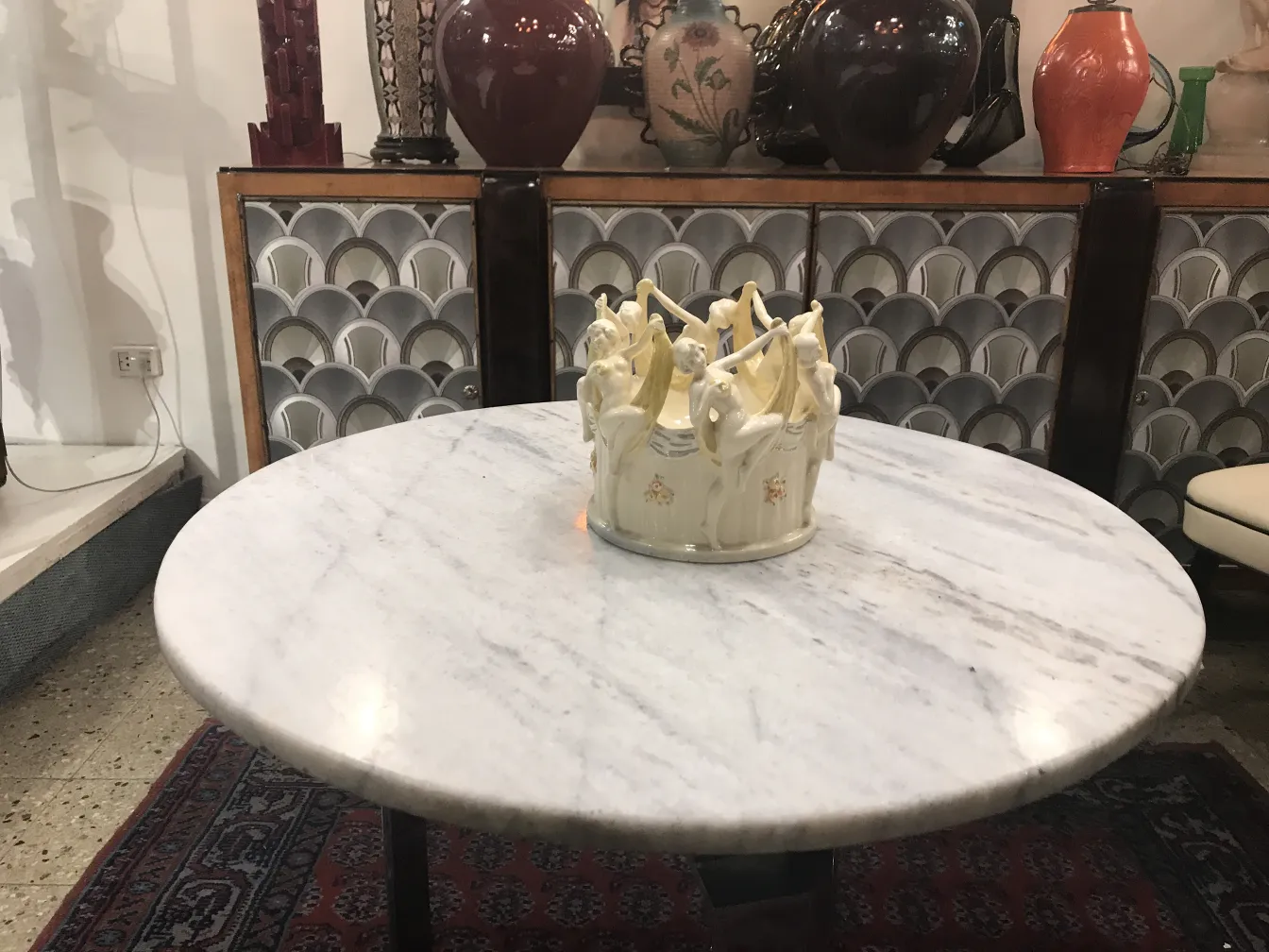 figura decorativa de cerâmica antiga sobre uma mesa redonda