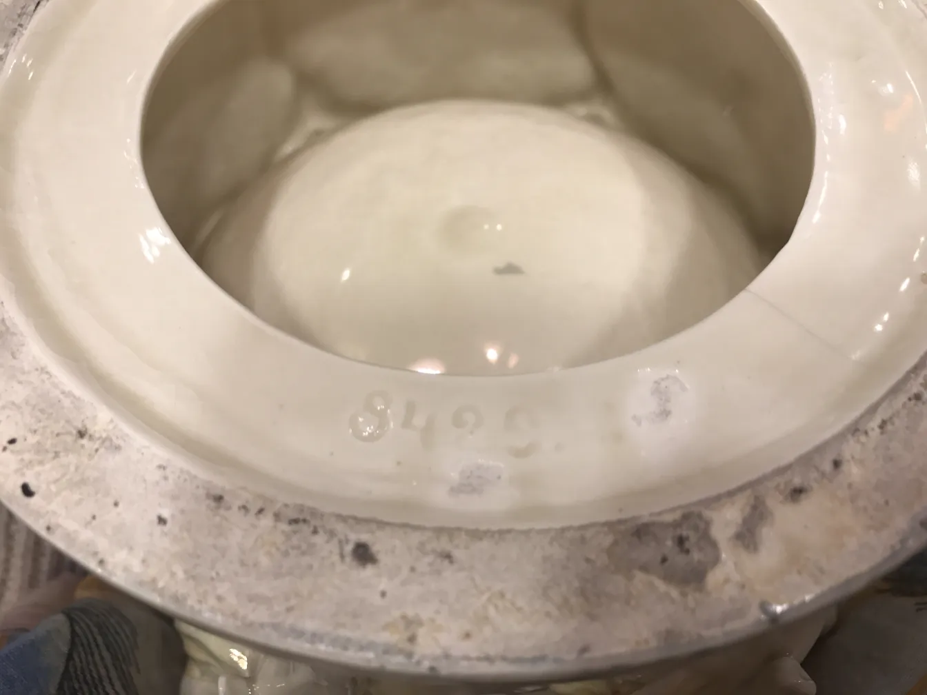 Vista de la parte interior de antigüedad cerámica blanca, con marcas y detalles