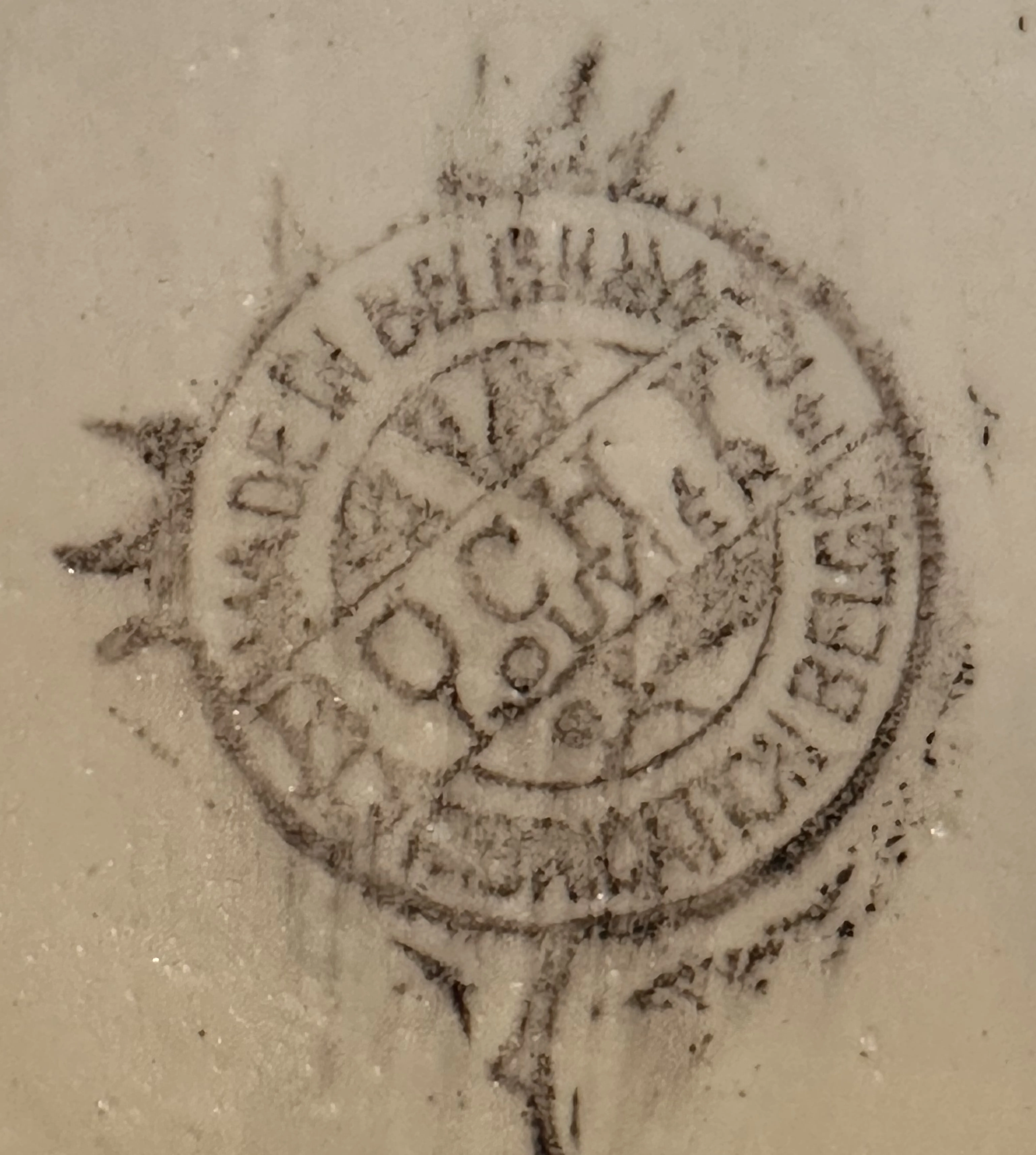 Antigua cerámica con un sello y firma visible en la superficie.
