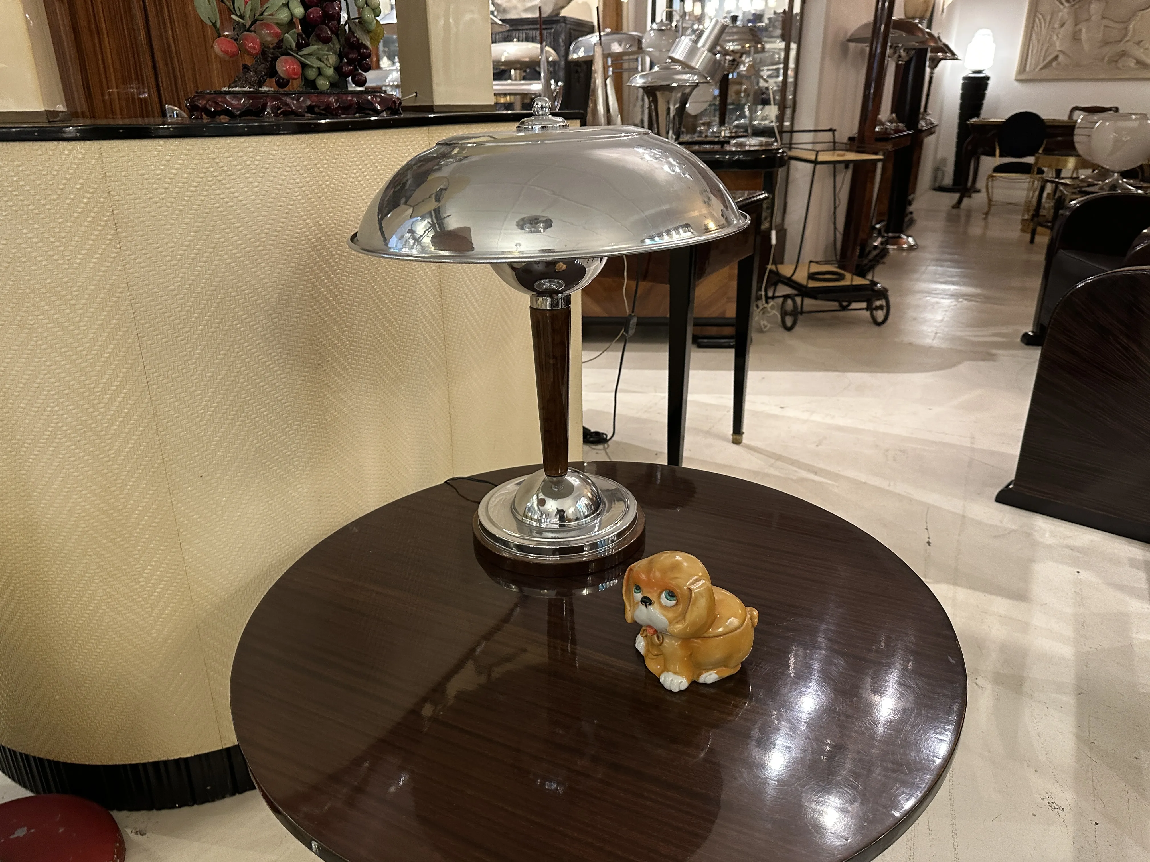 Figura antiga de cerâmica em forma de cachorro na mesa