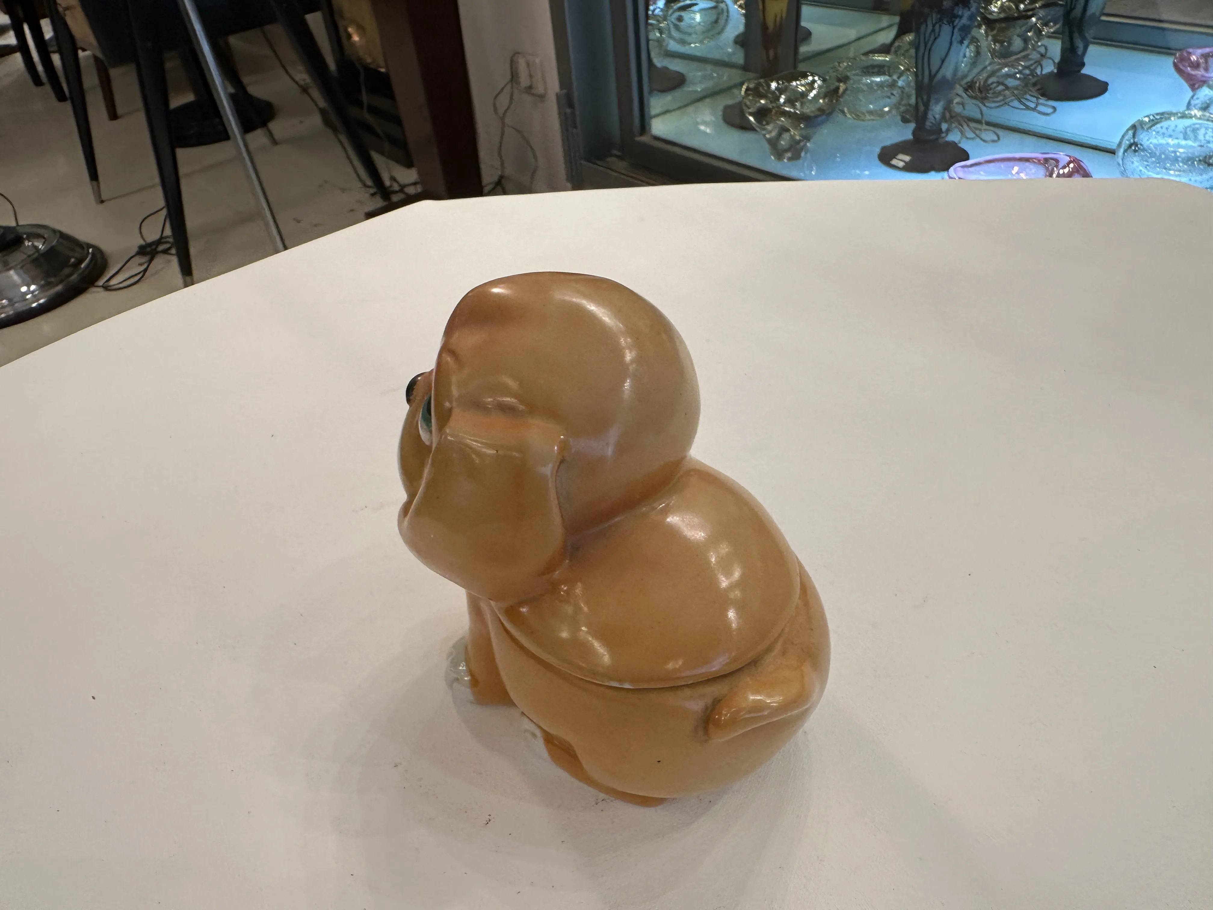 Figura de cachorro de cerâmica antiga com detalhes claros