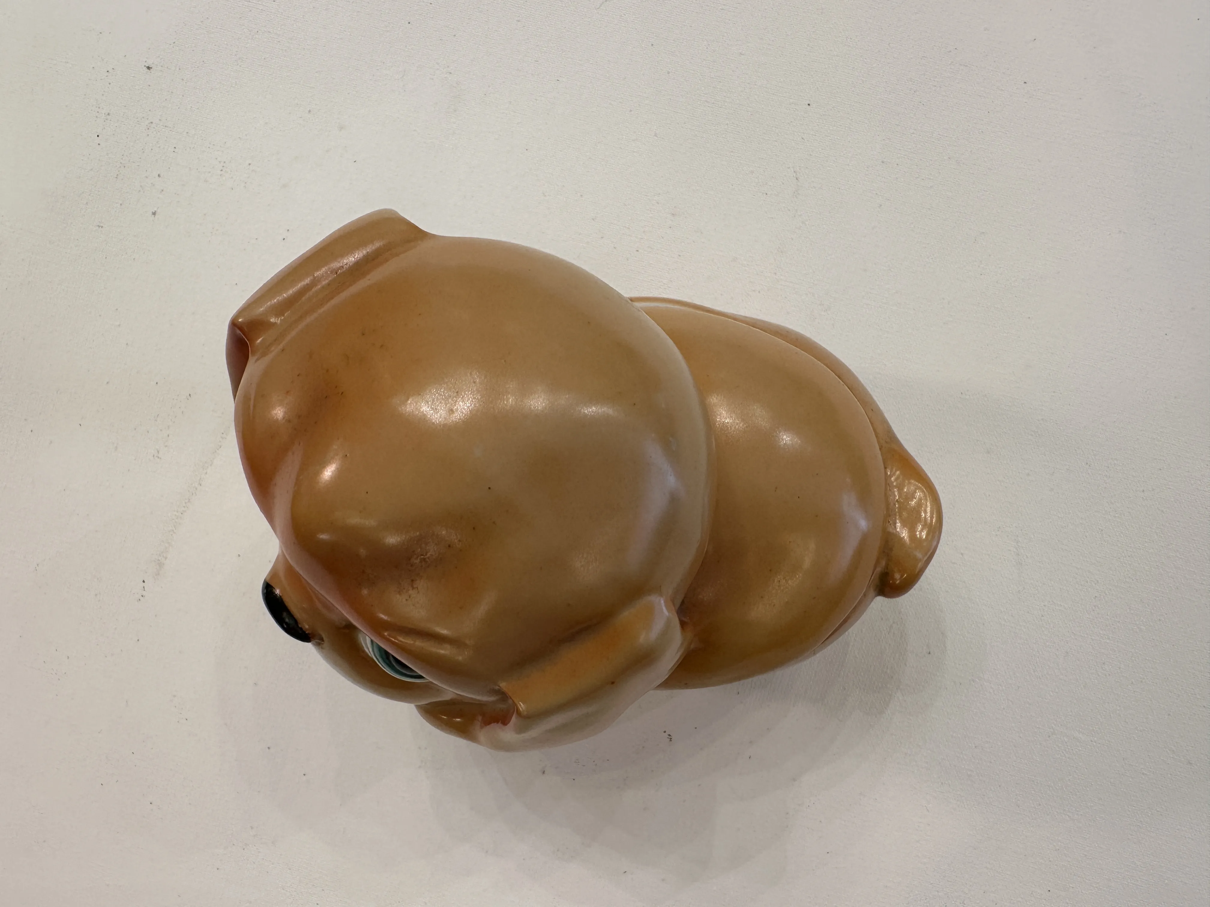 perro decorativo de cerámica antigua con detalles encantadores