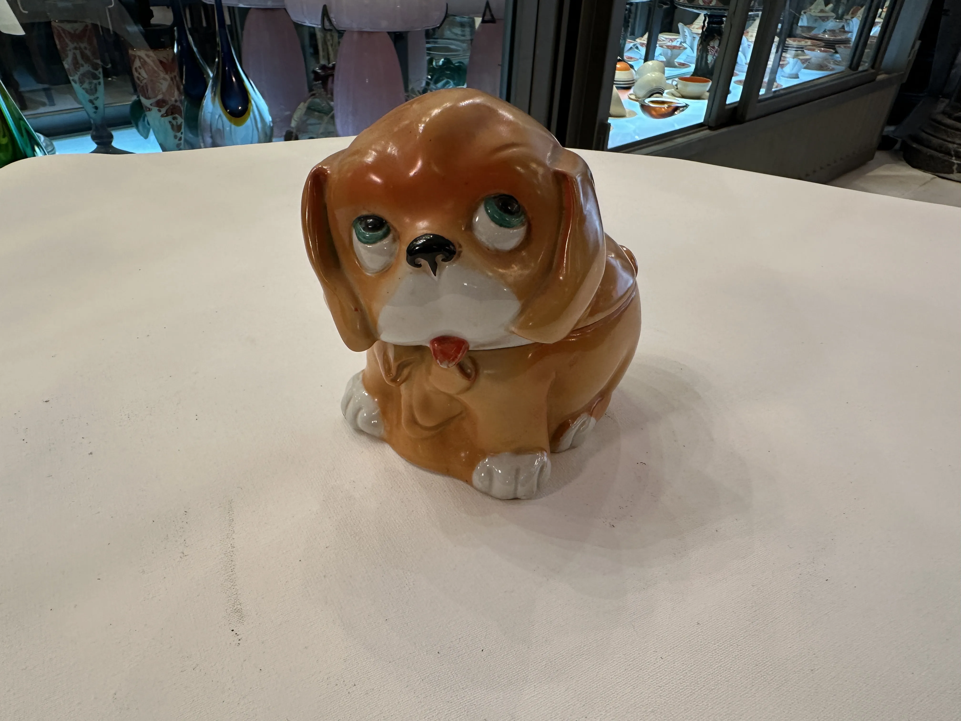 leicht braune keramische Hundefigur mit blauen Augen