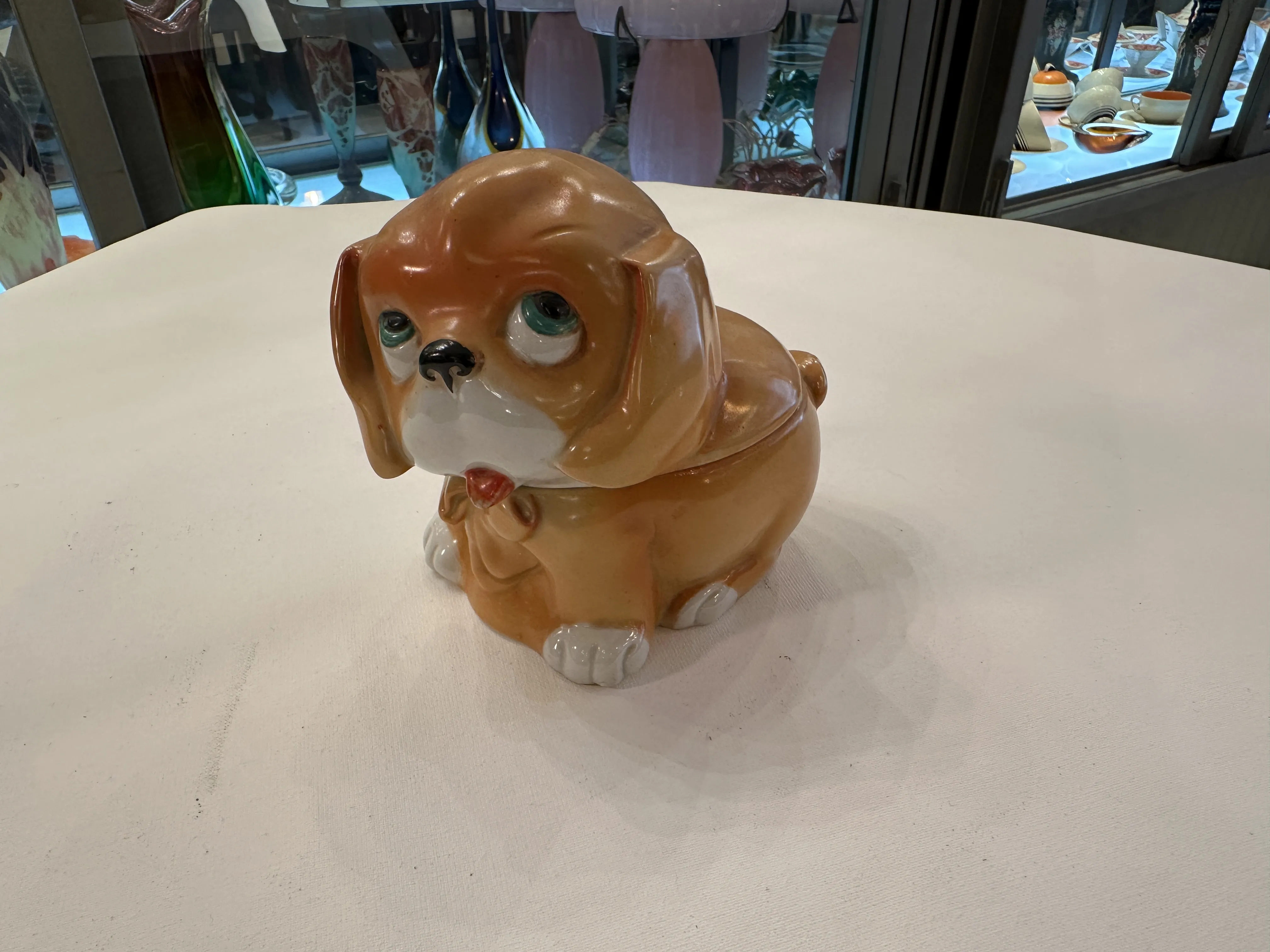 Decorazione in ceramica antica a forma di cane con dettagli