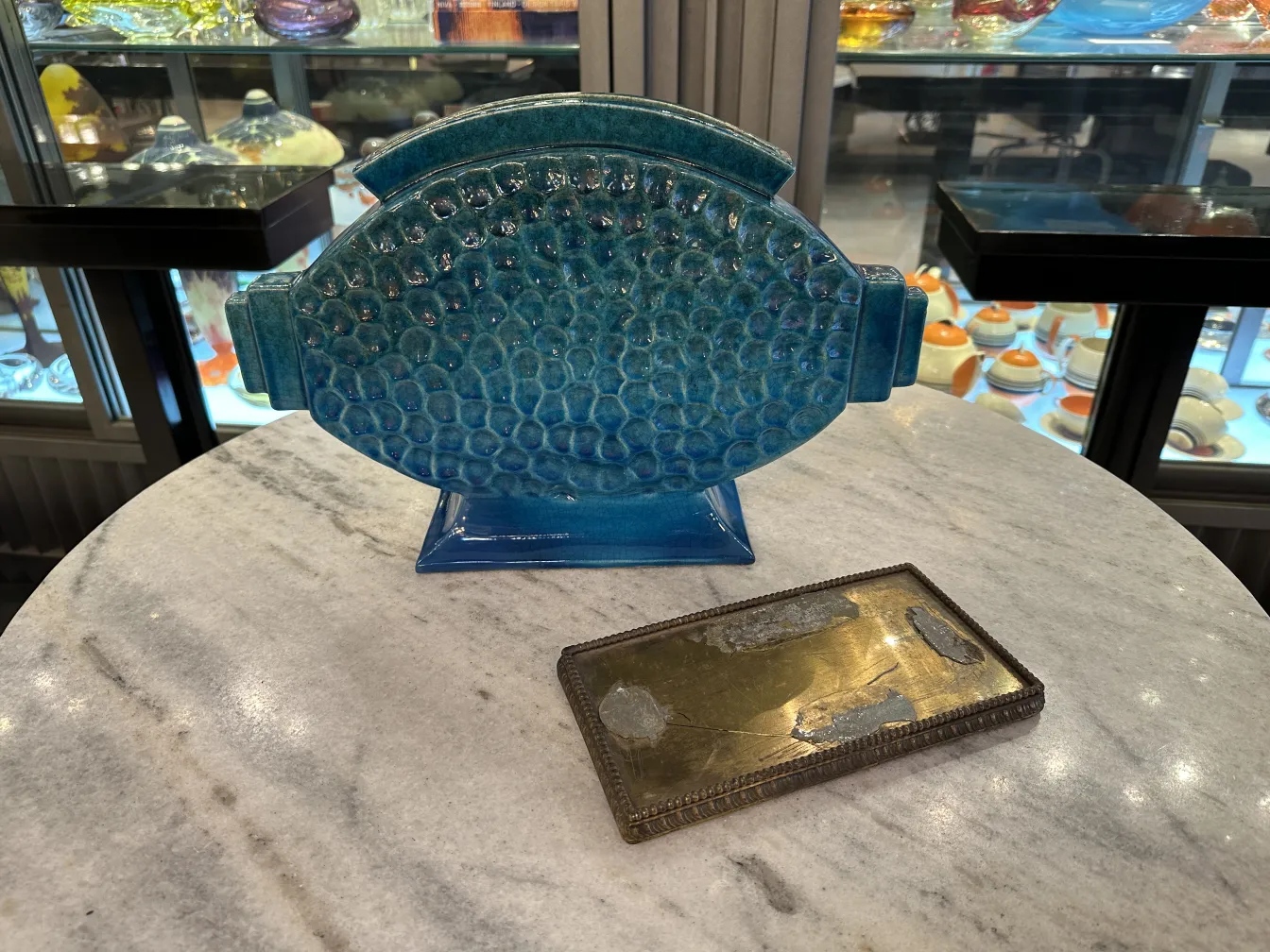 Antikes Keramikstück mit glänzender blauer Oberfläche von Francis Albert Bichoff auf einem Marmortisch.