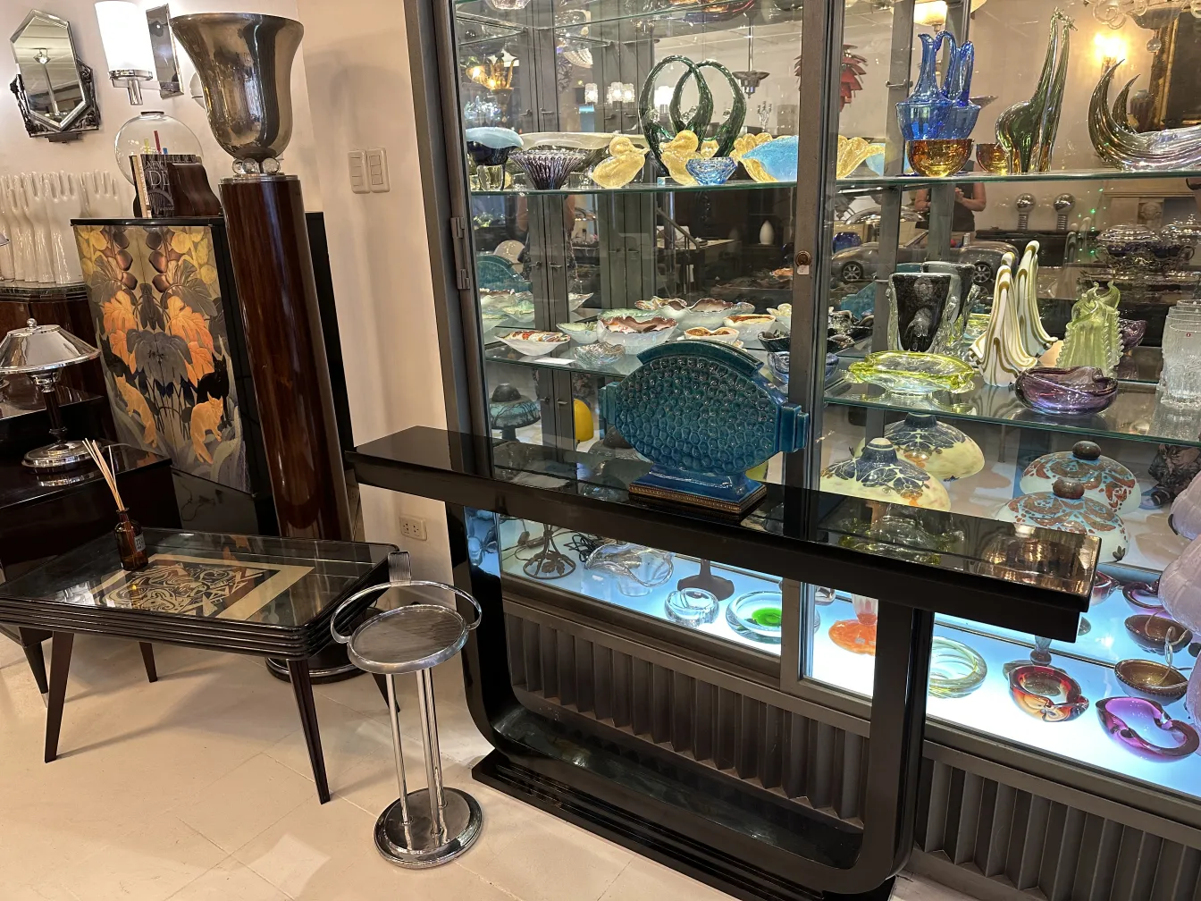 Mesa con cerámica antigua en exhibición, variedad de colores y formas