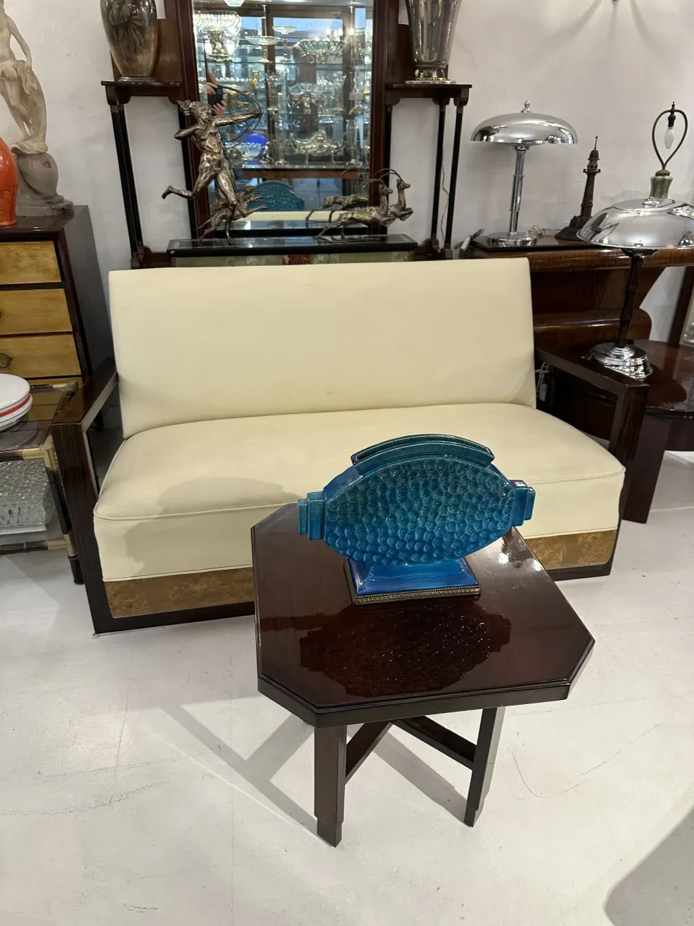 古董蓝色陶瓷装饰品在黑色桌子上，收藏品
