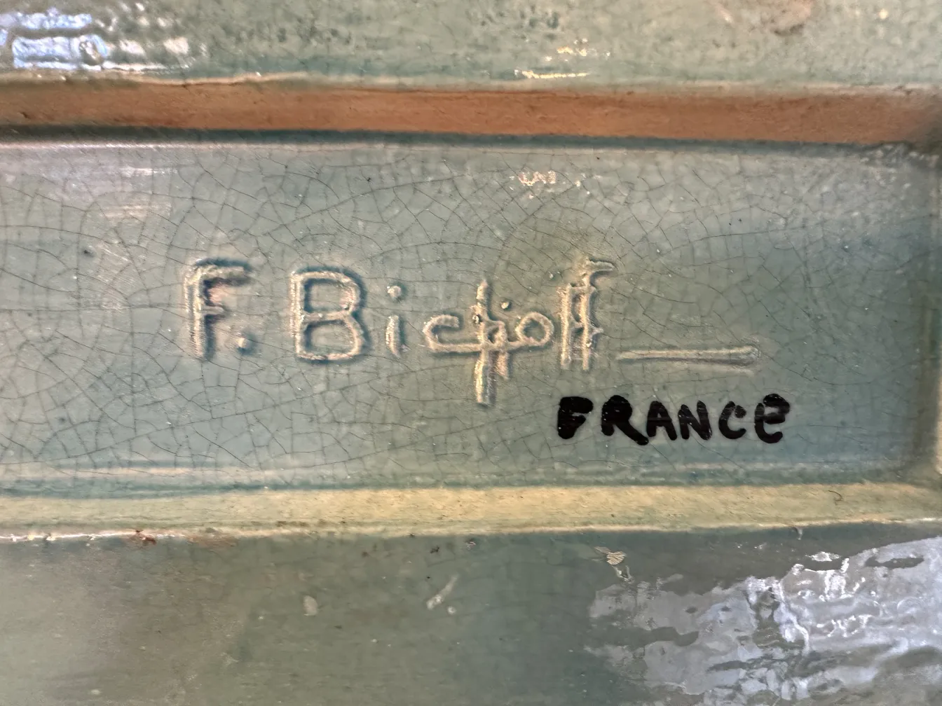 प्राचीन मिट्टी के पात्र में F. Bichoff की हस्ताक्षर, सजावटी संदर्भ।