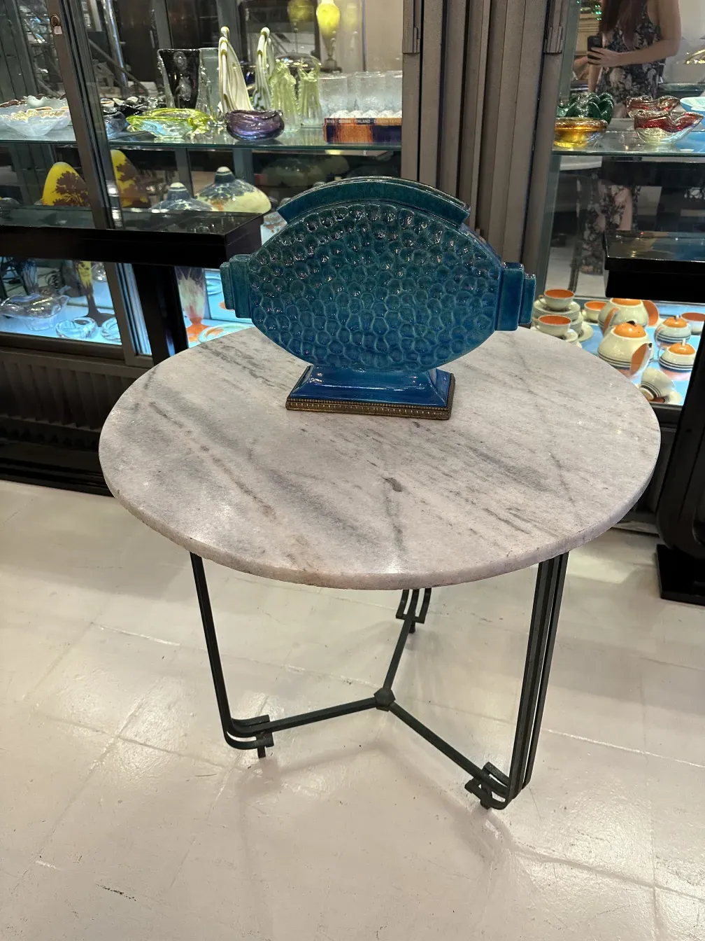 Pezzo di ceramica decorativa a forma di pesce, blu brillante.