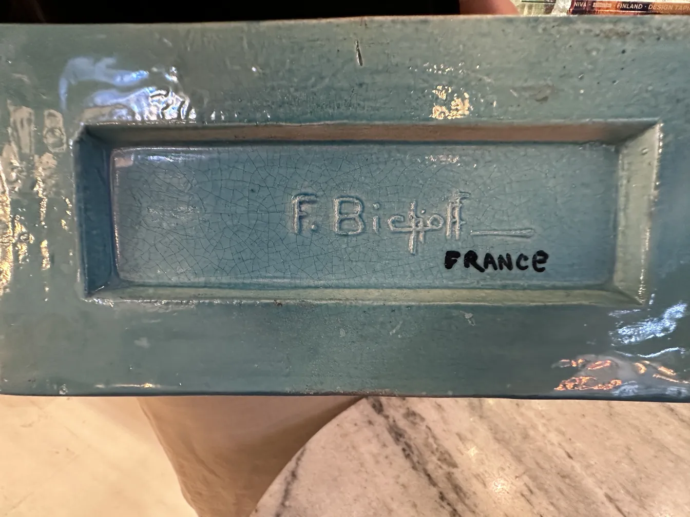 Antica ceramica di Francis Albert Bichoff con finitura blu.