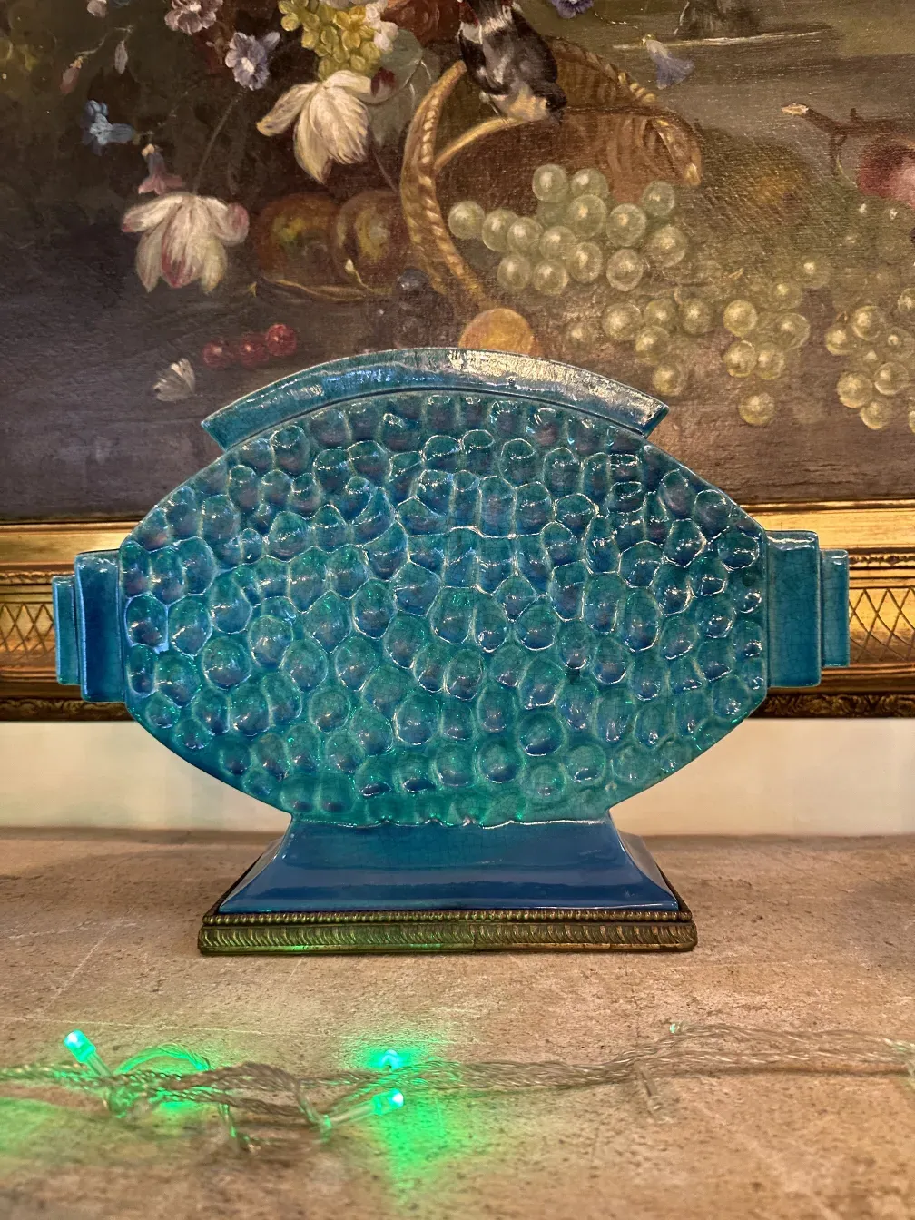 Vaso in ceramica antica con motivo a bolle, colore blu.