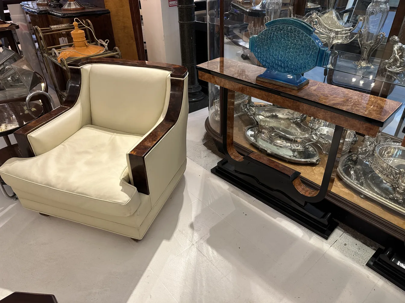 Cerâmica antiga decorativa em destaque em um ambiente elegante