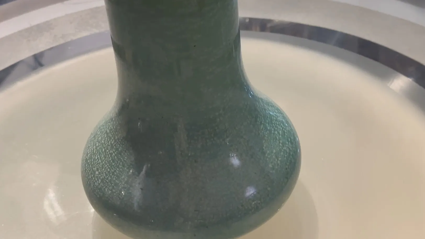 vaso verde de cerâmica antiga de Sarreguemines
