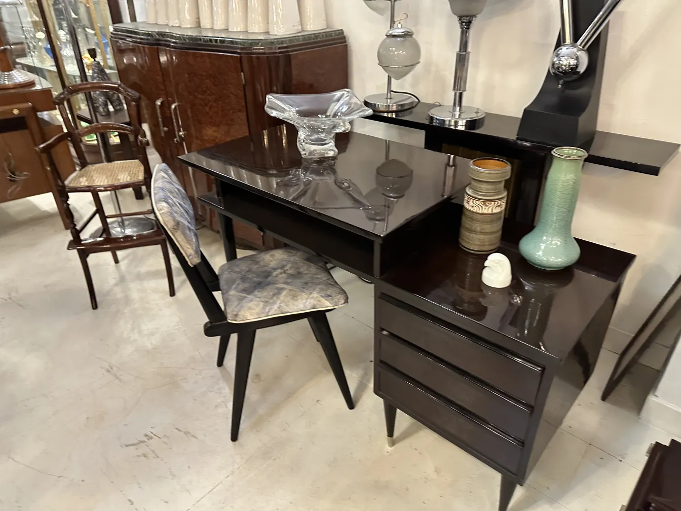 antigüedades decorativas con cerámica sarreguemines en escena