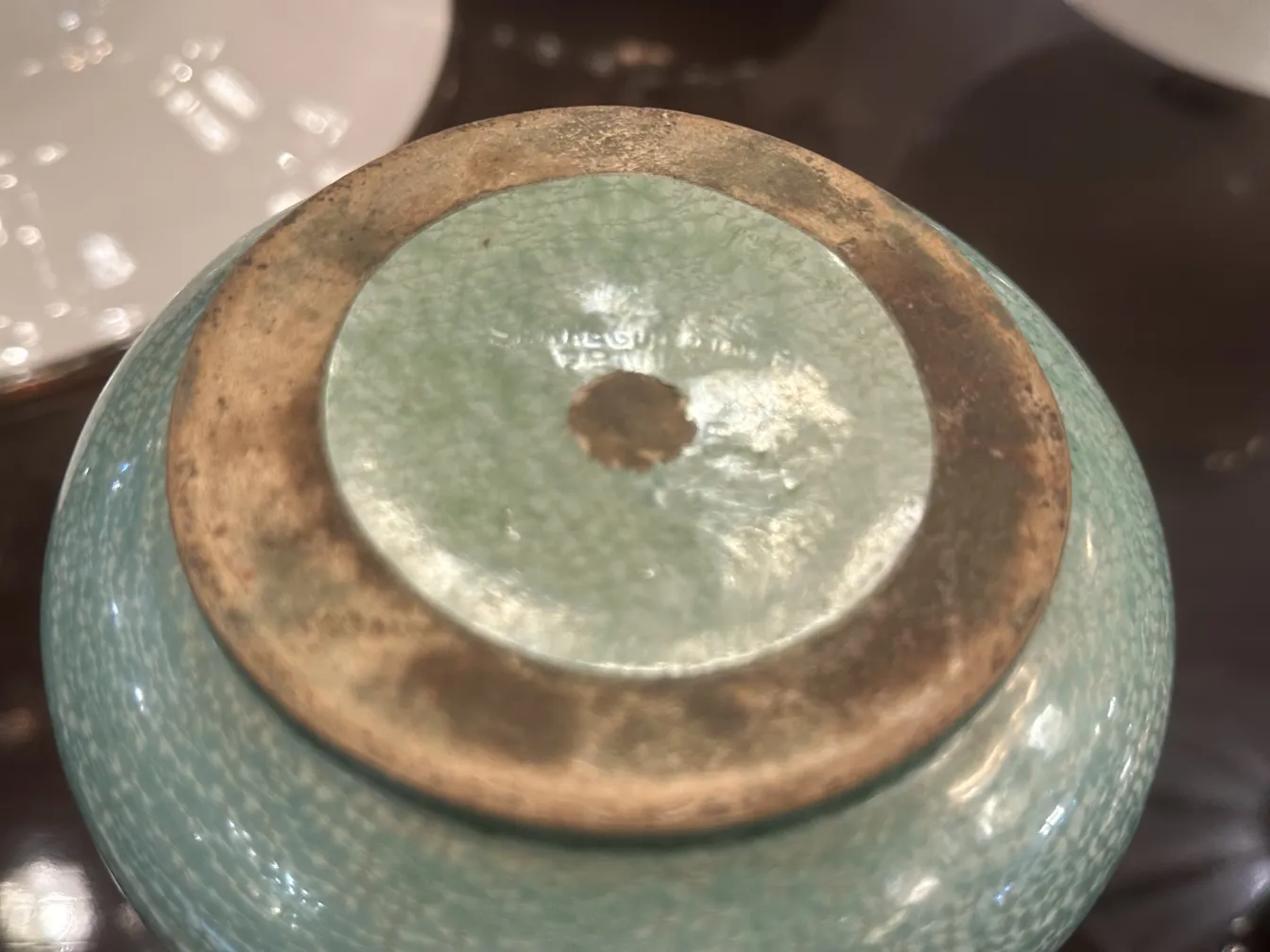 古老的Sarreguemines陶瓷底座，光滑的蓝色表面和圆形设计。