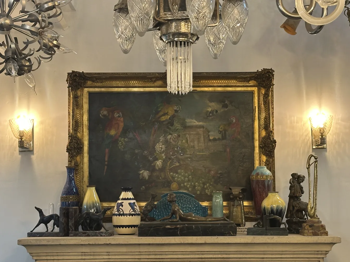 Ancienne céramique Sarreguemines avec détails décoratifs, ambiance accueillante.