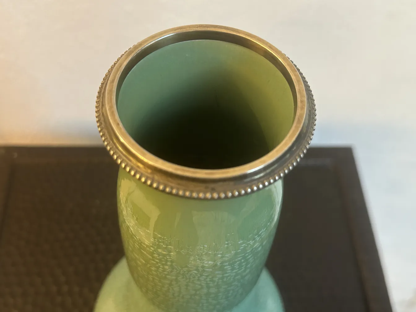 Vaso antico in ceramica Sarreguemines verde con dettagli decorativi, sfondo neutro.