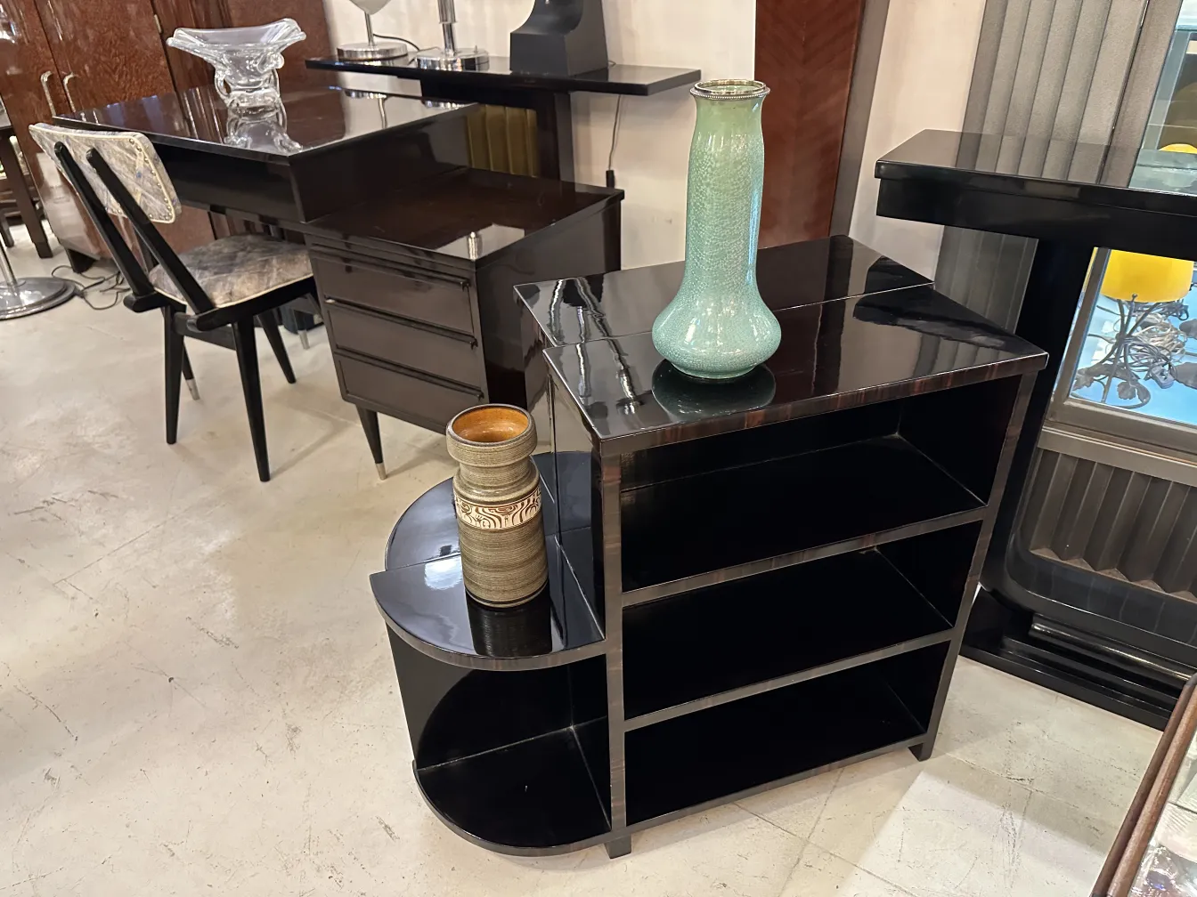 Antica ceramica Sarreguemines in un ambiente elegante.