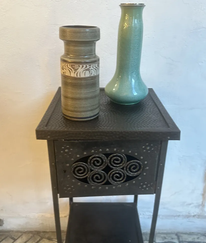 Dois vasos de cerâmica antiga Sarreguemines em uma mesa preta.