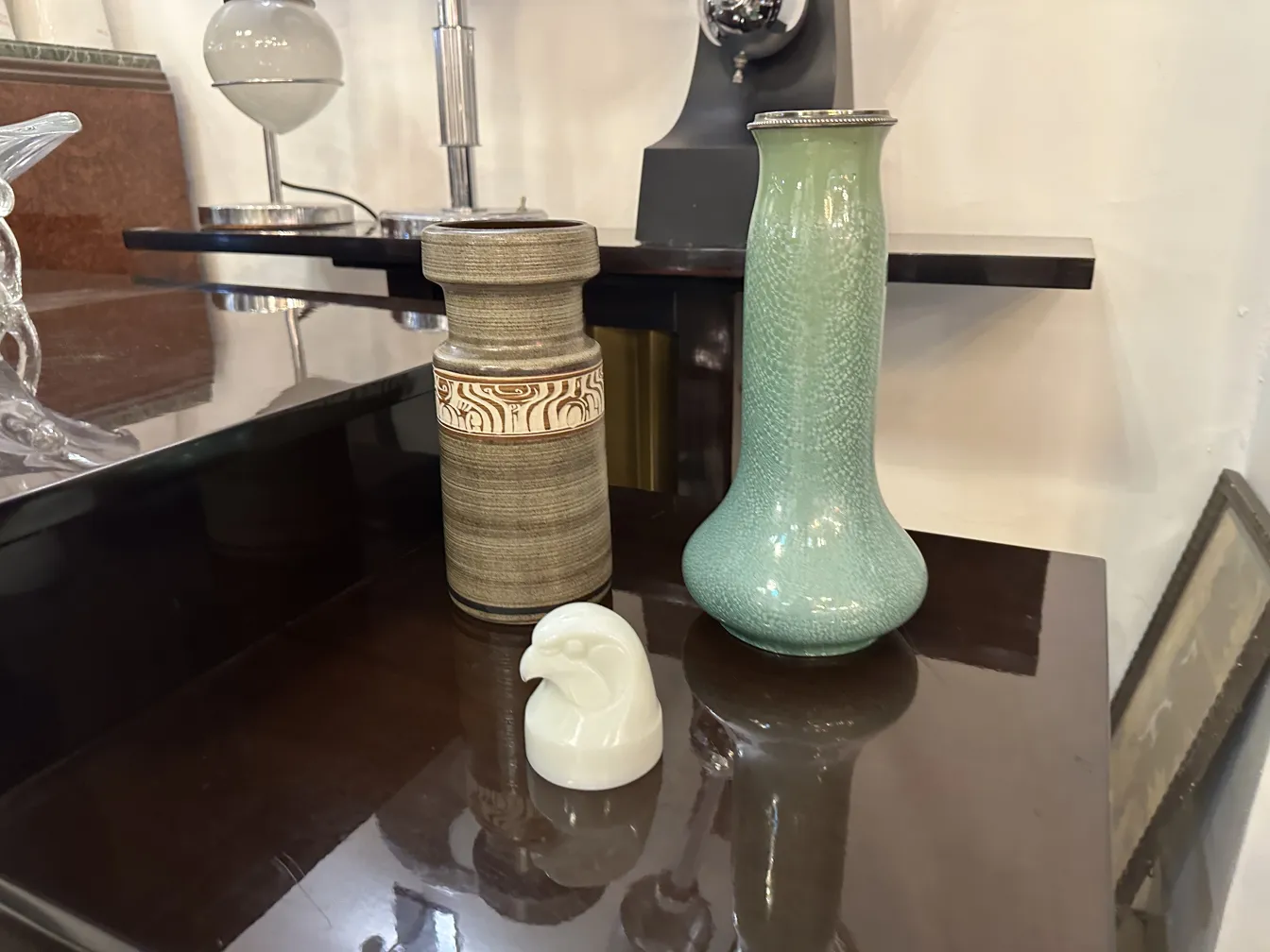 萨尔雷均的古董陶瓷物品，优雅的形状和装饰细节，位于精致的环境中。
