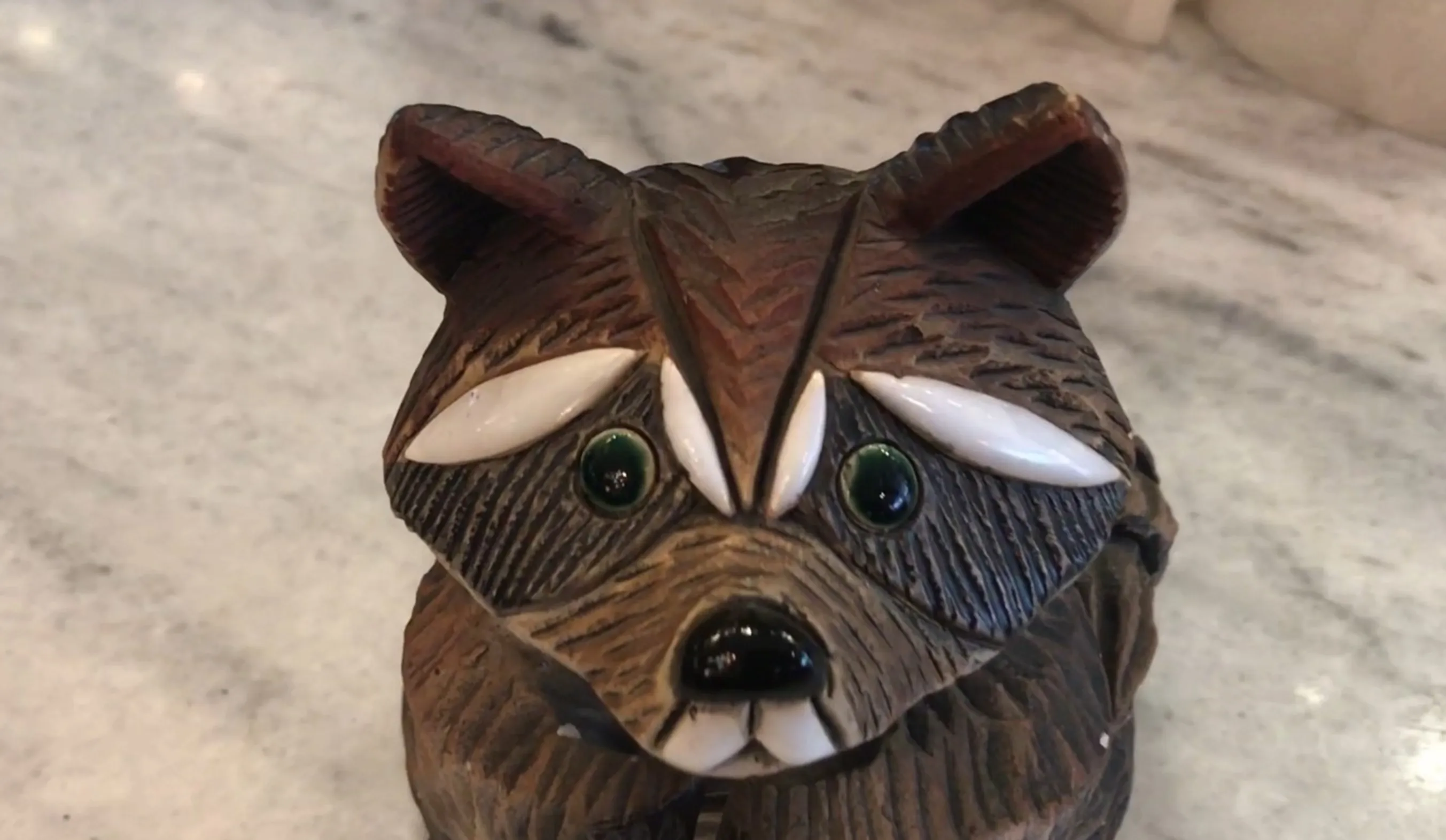escultura de cerâmica antiga em forma de animal com detalhe