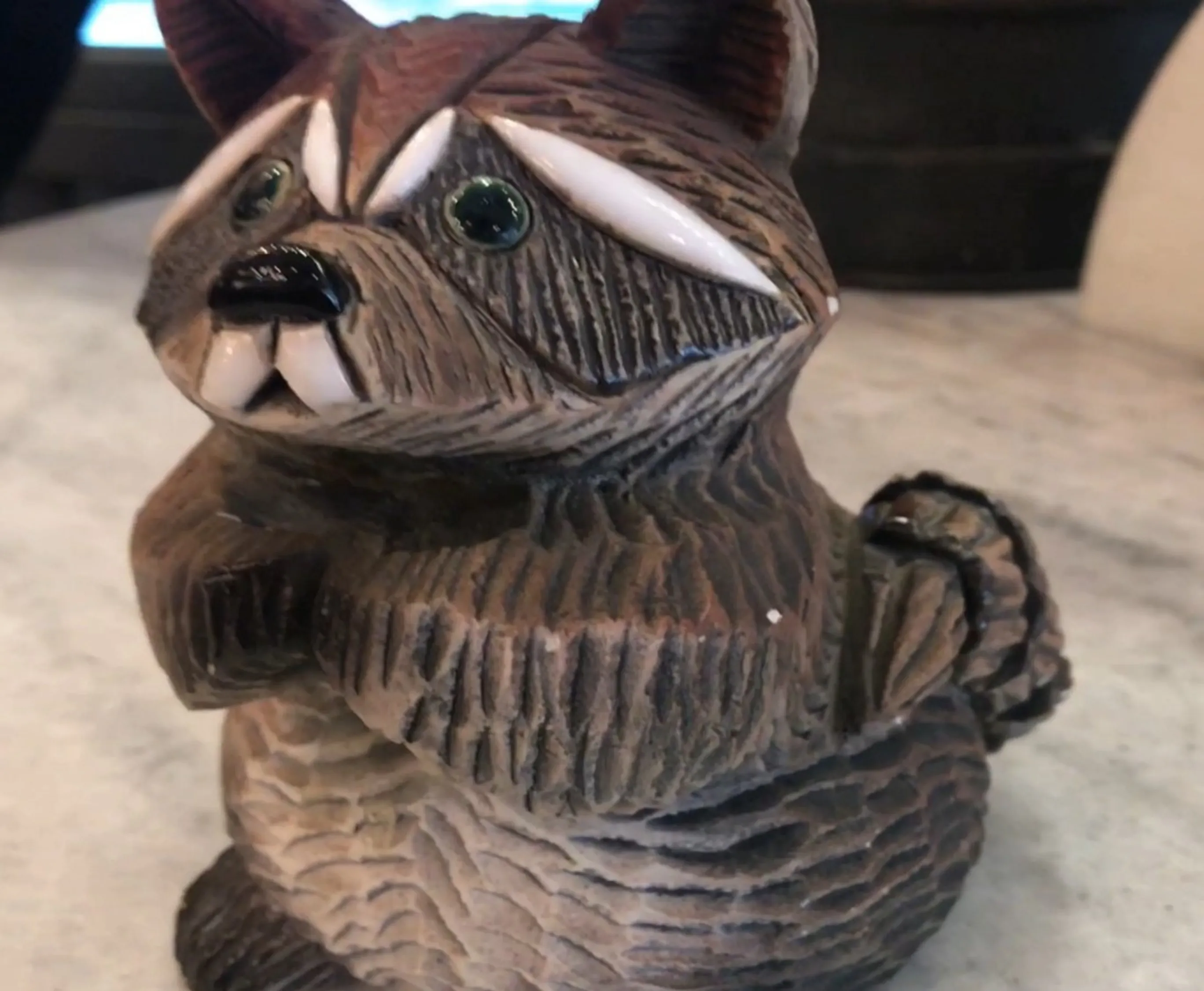 Figura di animale in ceramica antica, dettagliata ed espressiva.