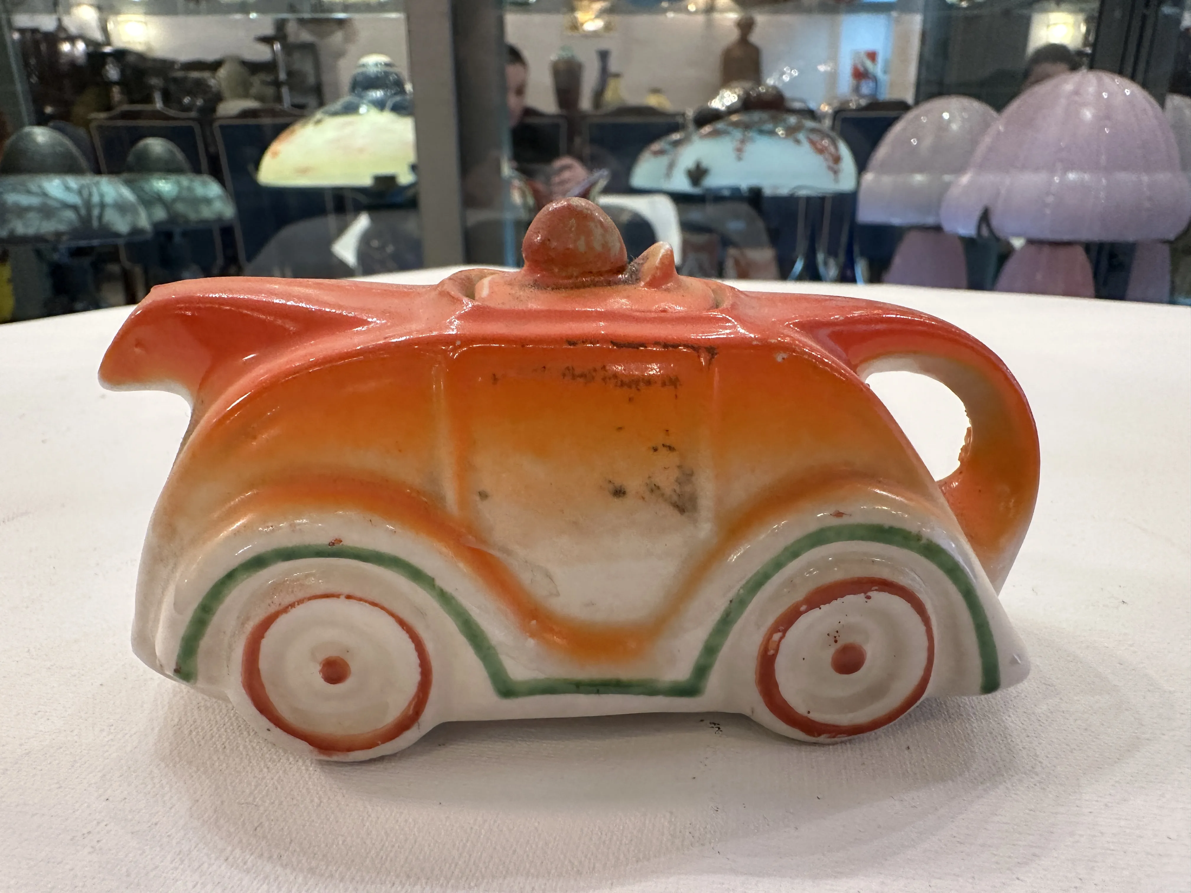 cerámica antigua en forma de coche con colores vivos