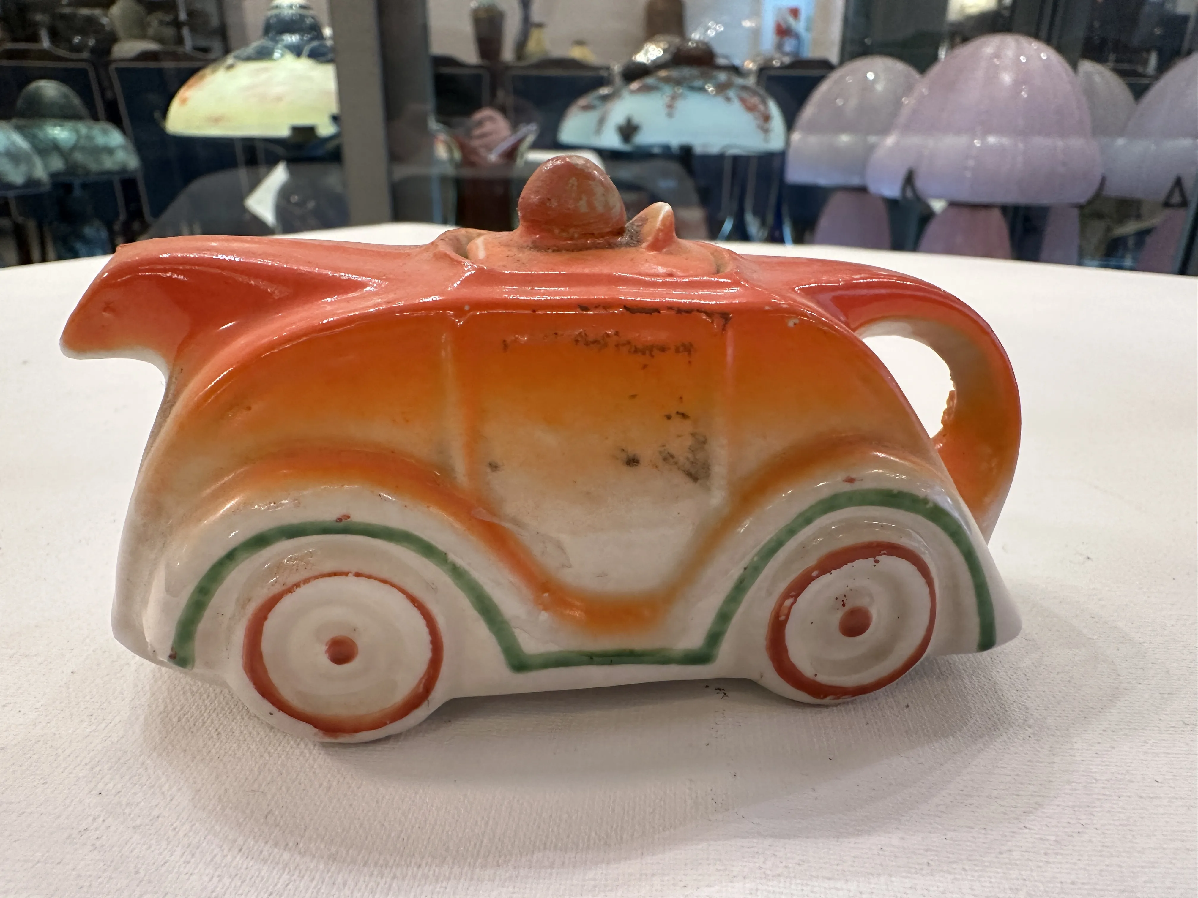 antike Keramik mit buntem Fahrzeugdesign