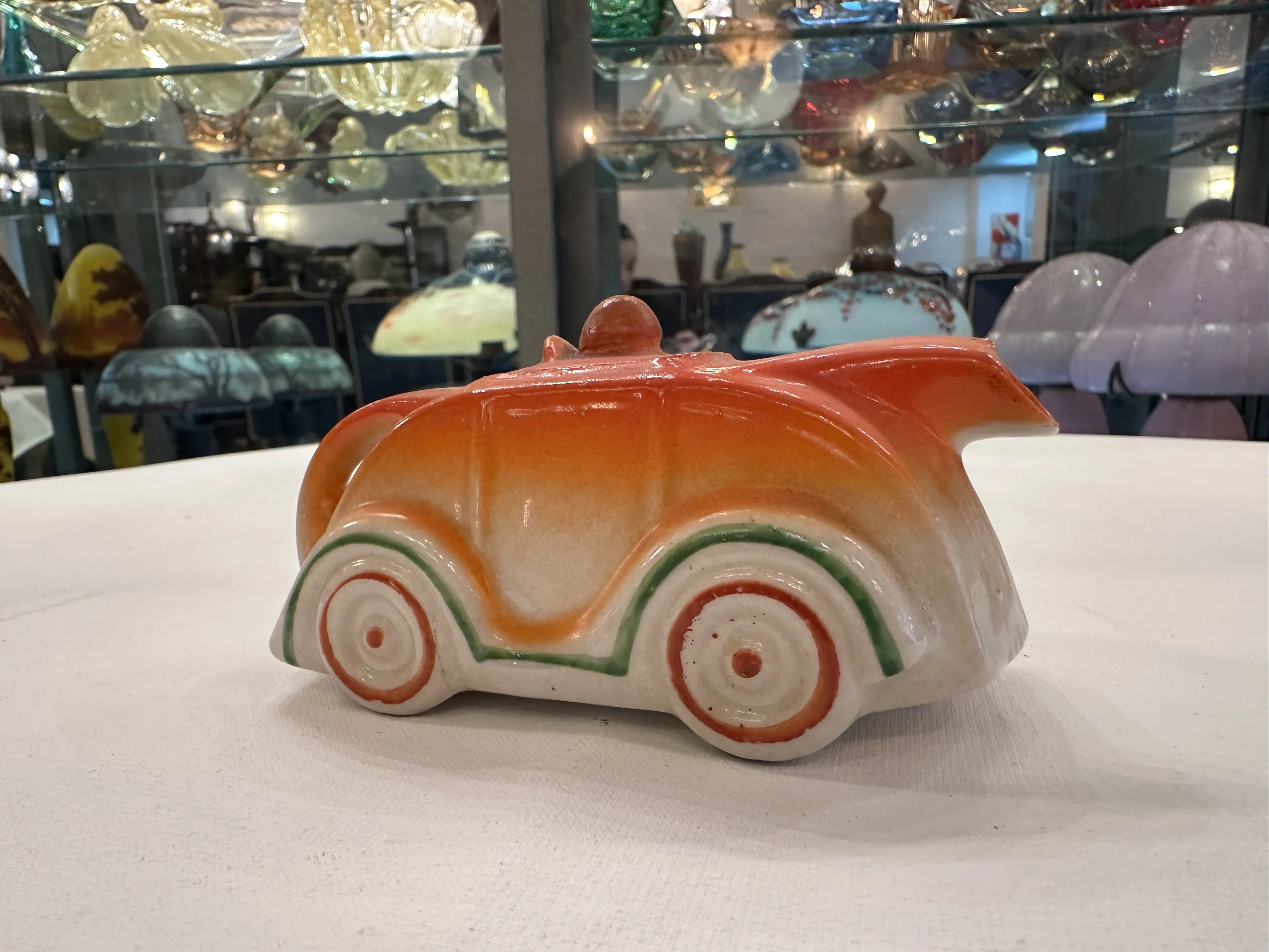 車の形をした古代陶器、カラフルな装飾。