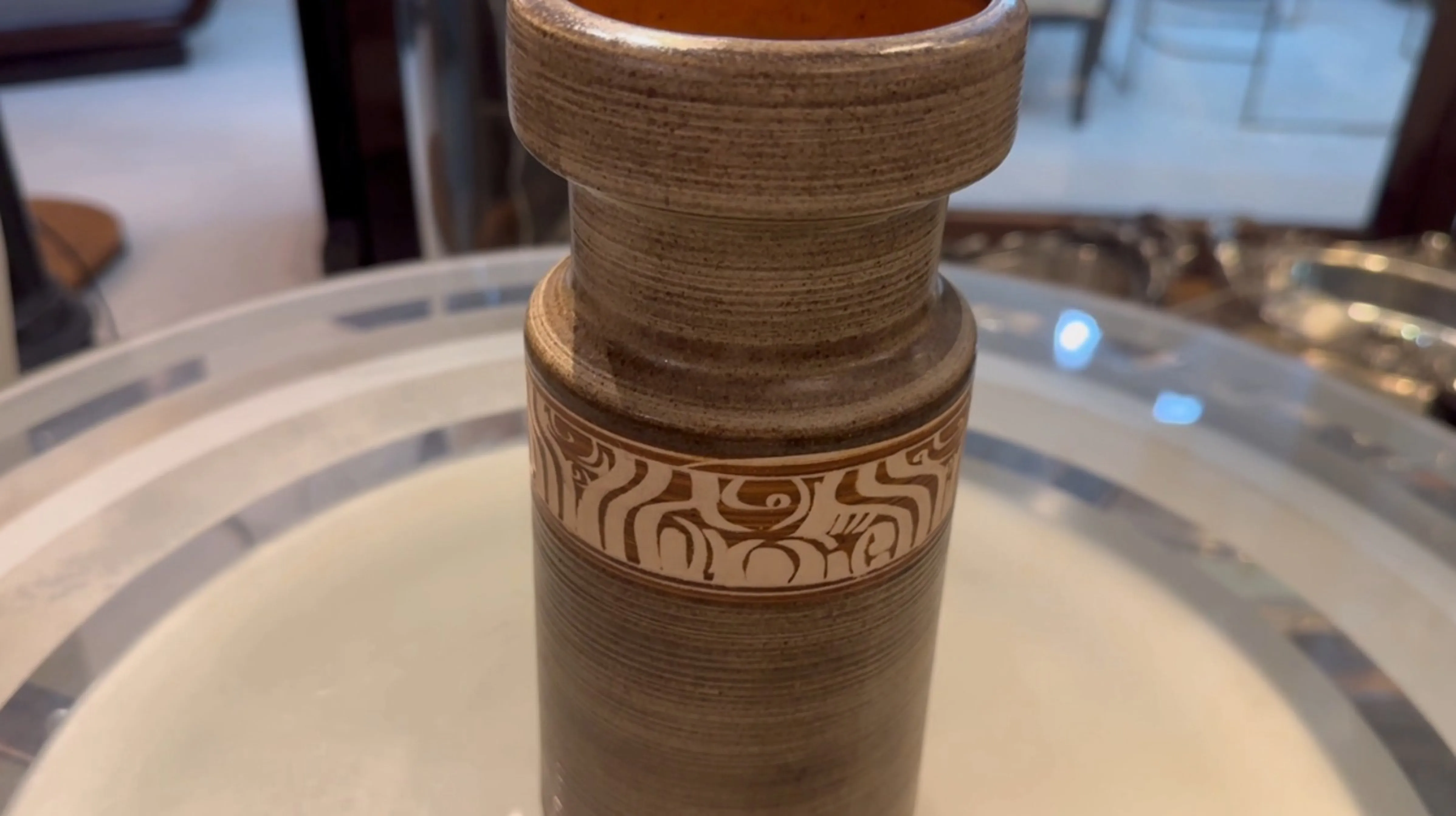 Antica ceramica decorativa con design distintivo