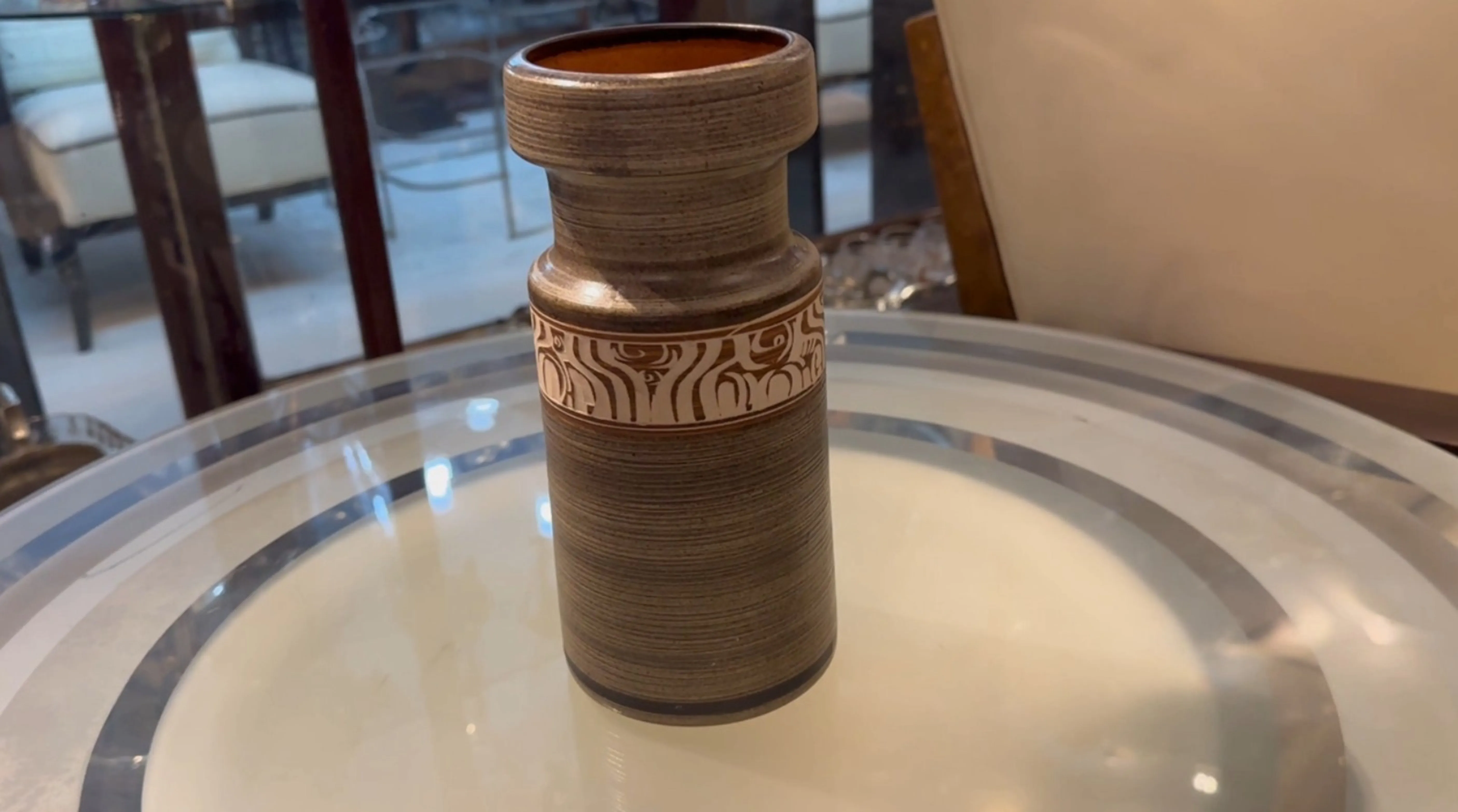 古董陶瓷装饰品，具有独特的图案和风格化的形状。