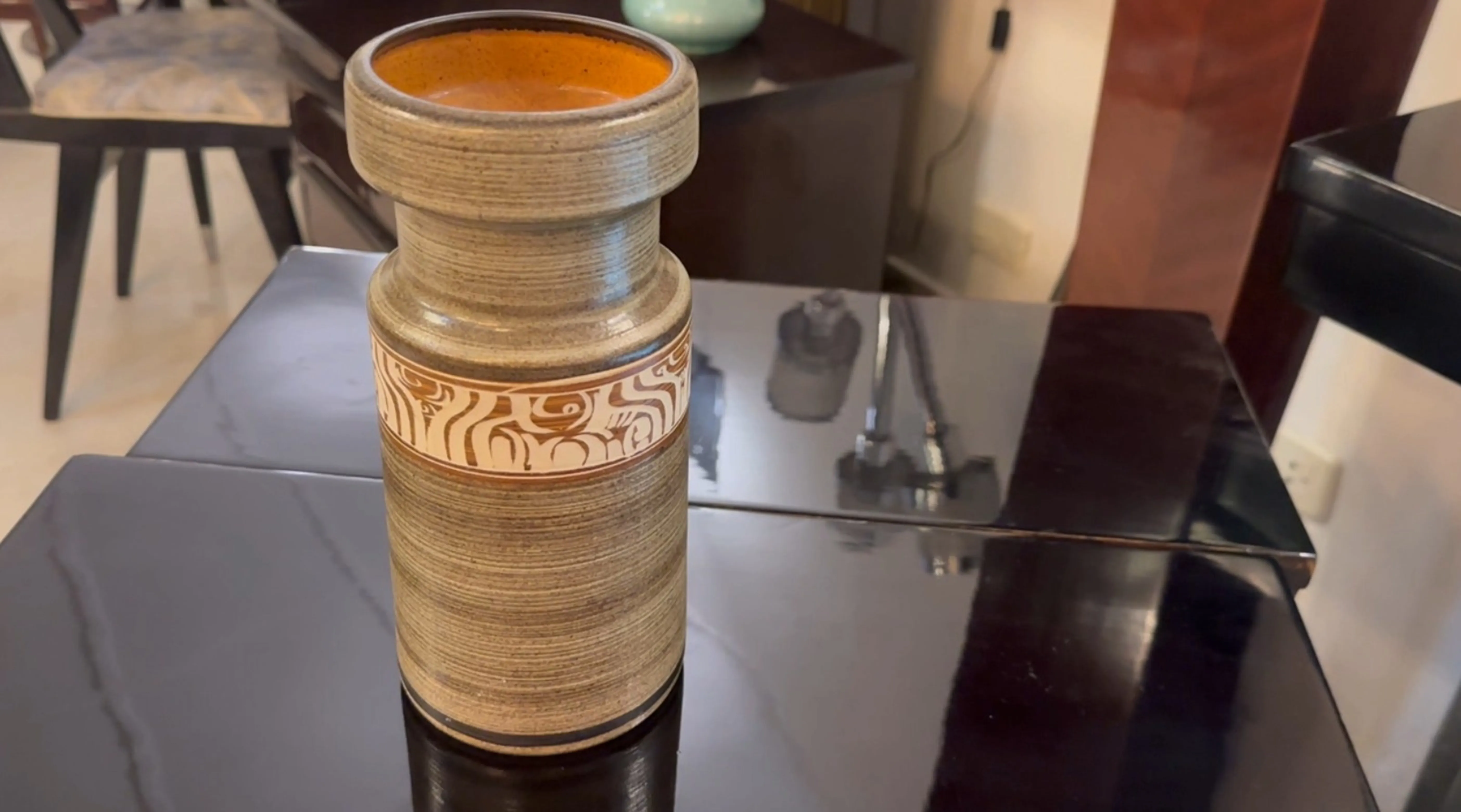 Antiga cerâmica decorada com um padrão atraente e cores suaves