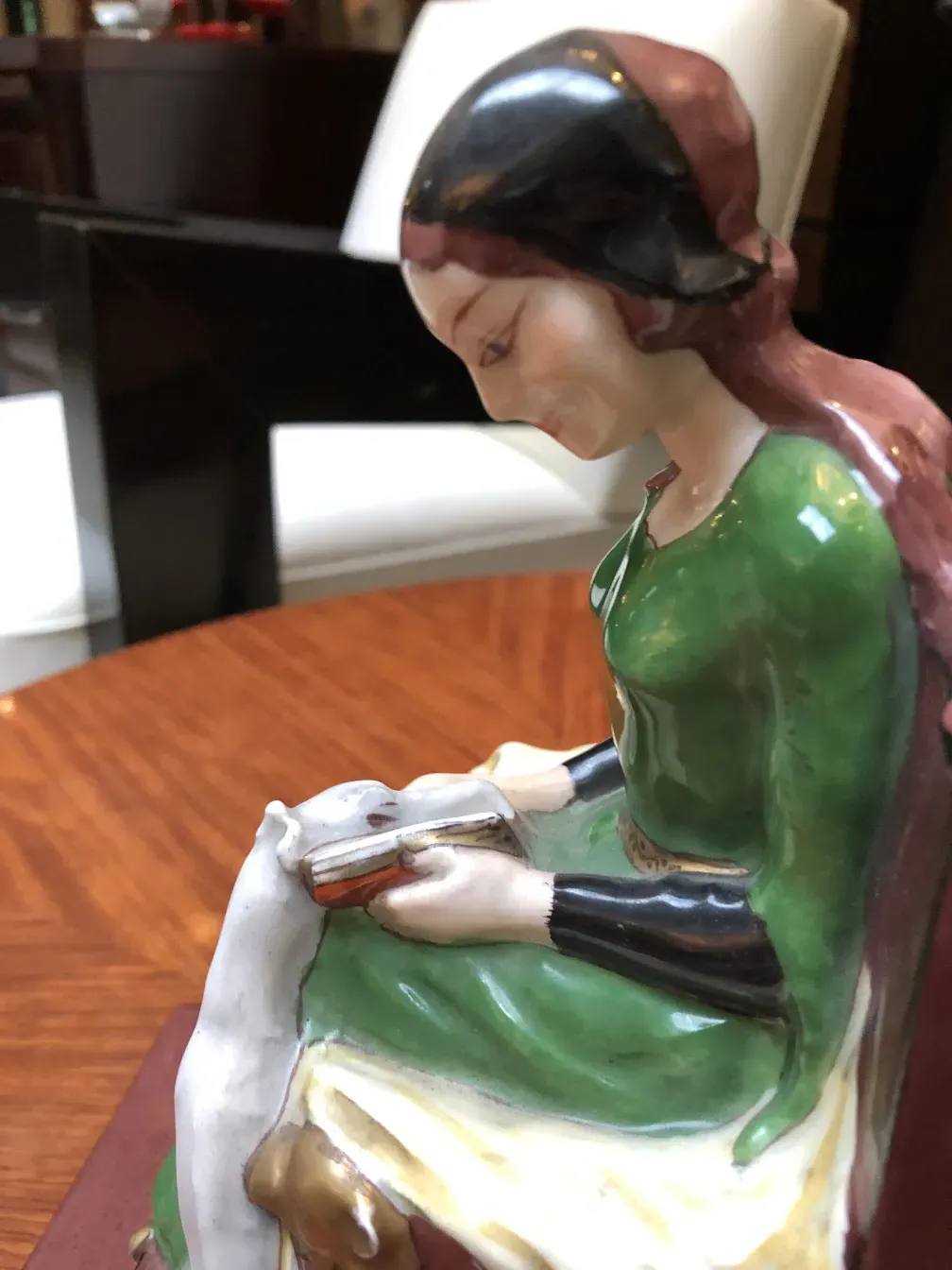 पुरानी-किताब-स्टैंड-के-लिए-एक-औरत-और-पालतू-कुत्ते-के-साथ