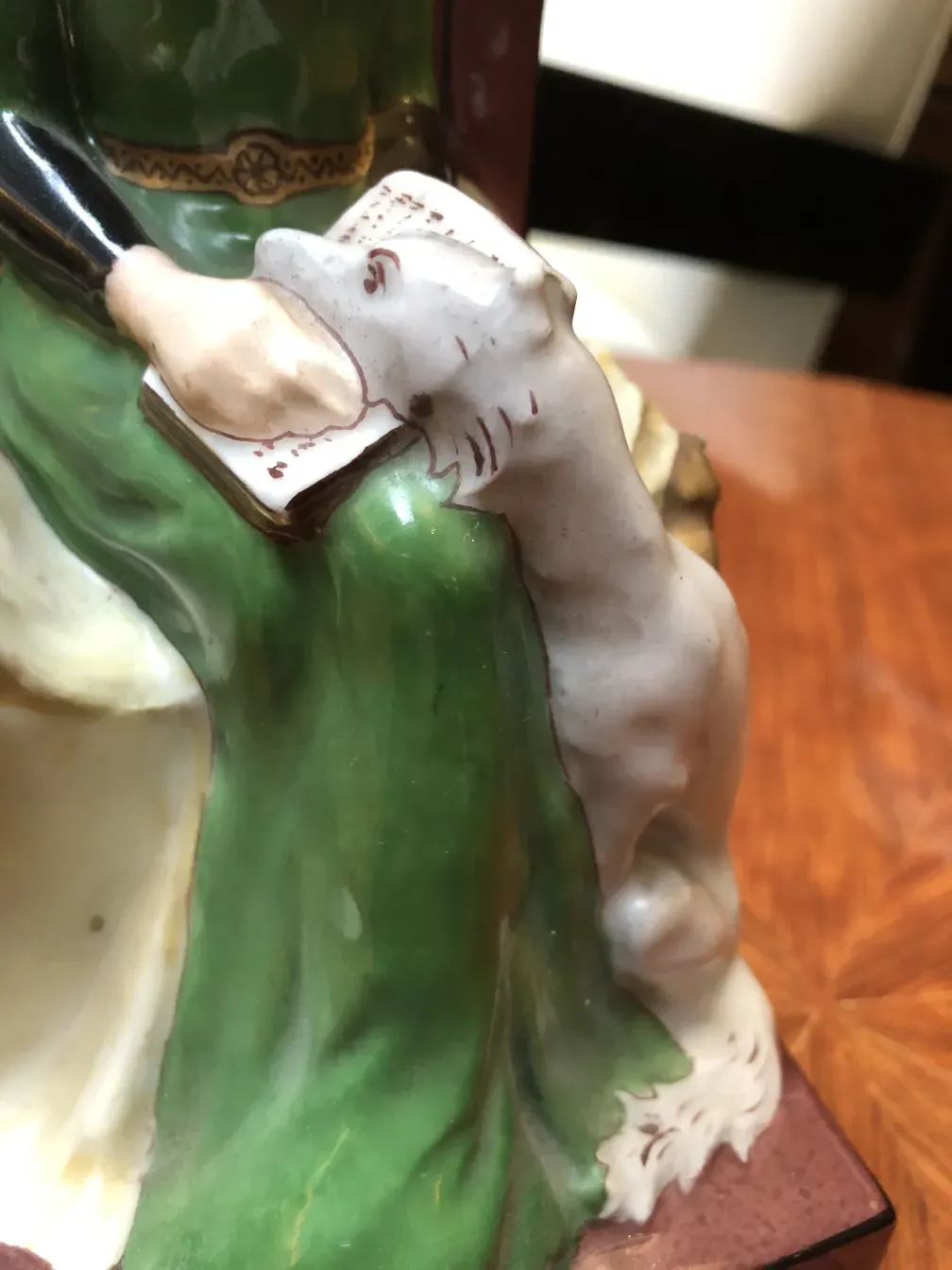 Suportes para livros antigos com uma figura de cachorro