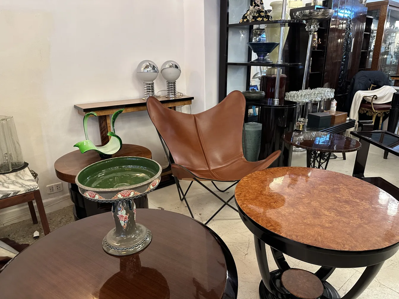 Antiguo objeto de cerámica Eichwald en ambiente de antigüedades