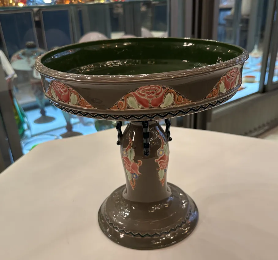 Antica ceramica Eichwald con decorazione floreale in verde e marrone, base elegante.