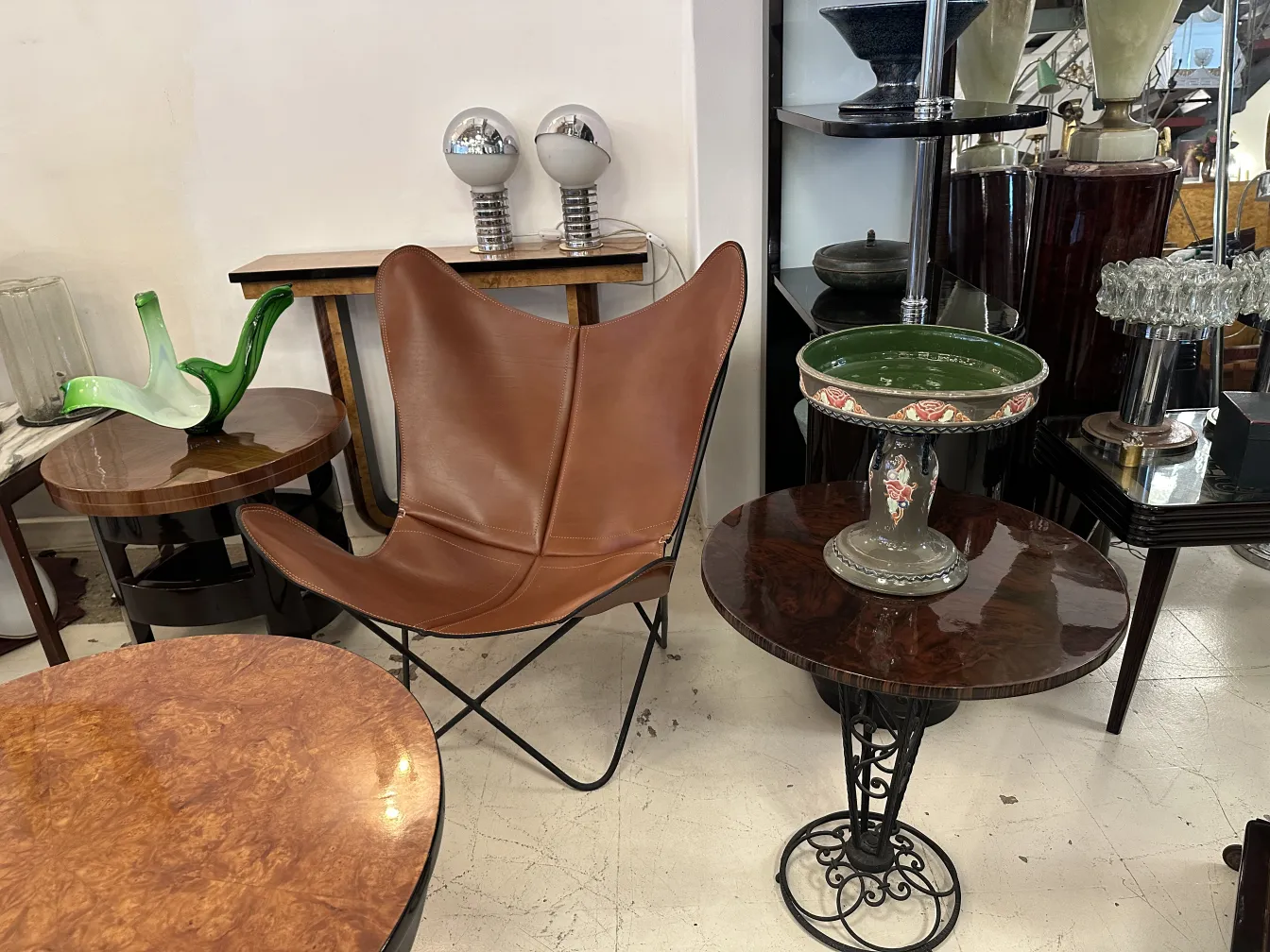 Céramique antique décorative avec des détails floraux dans un cadre d'antiquités.
