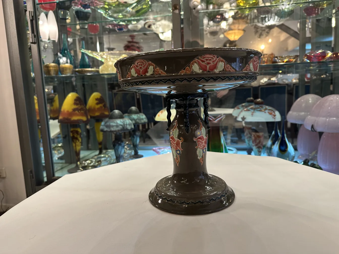 Antigua cerámica Eichwald con detalles decorativos en un fondo de antigüedades