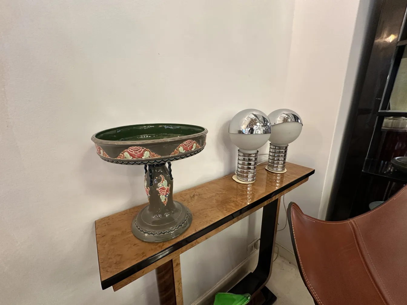 Antigua pieza de cerámica Eichwald con detalles decorativos, base de pedestal.