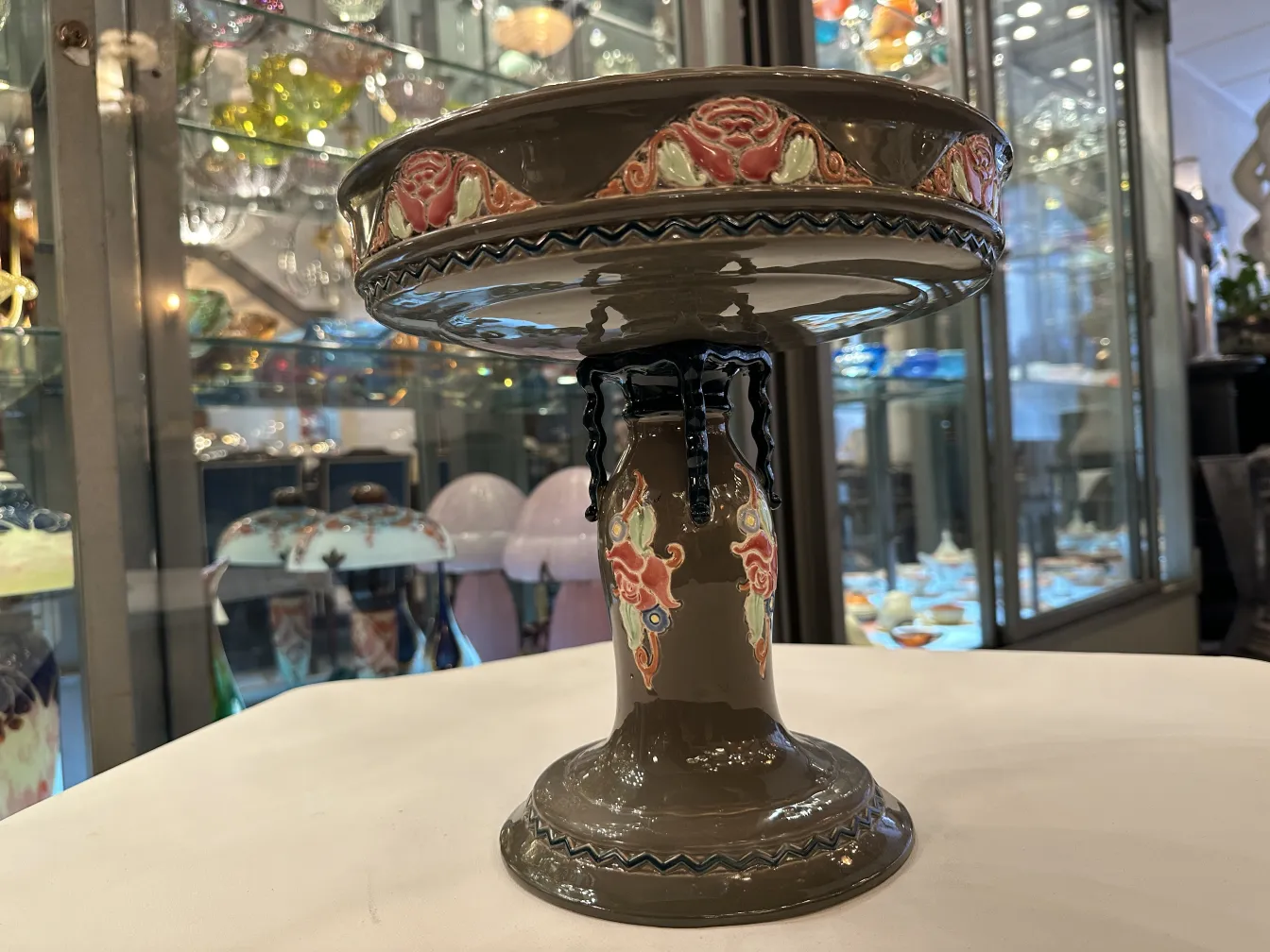装饰性古董陶瓷碗，带有玫瑰花