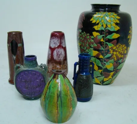 Coleção de cerâmicas antigas com vários designs e cores.