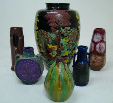 Collection de céramiques anciennes de Carstens Tönnieshof avec divers vases colorés.
