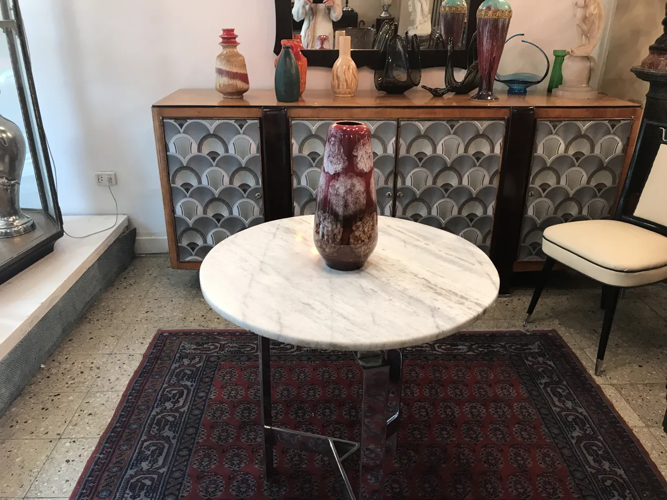 Vase en céramique antique avec des tons rougeâtres dans un environnement rétro.