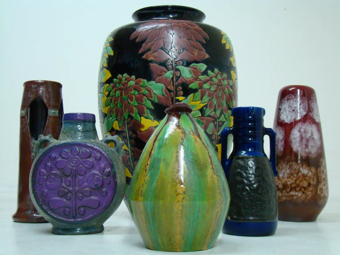 Coleção de cerâmica antiga com designs variados.