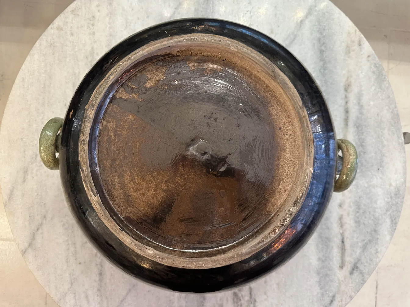 古董金色陶瓷带把手和深色细节