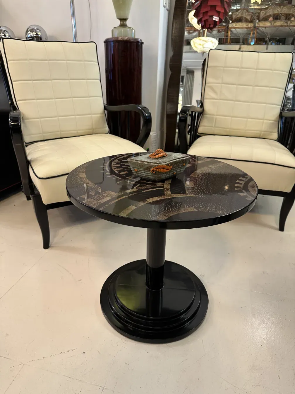 Ceramica antigua decorada con hojas en tonos naranja y marrón